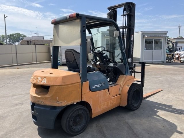 xe nâng cũ toyota 7FD25 2,5 tấn số sàn lốp kép gật gù