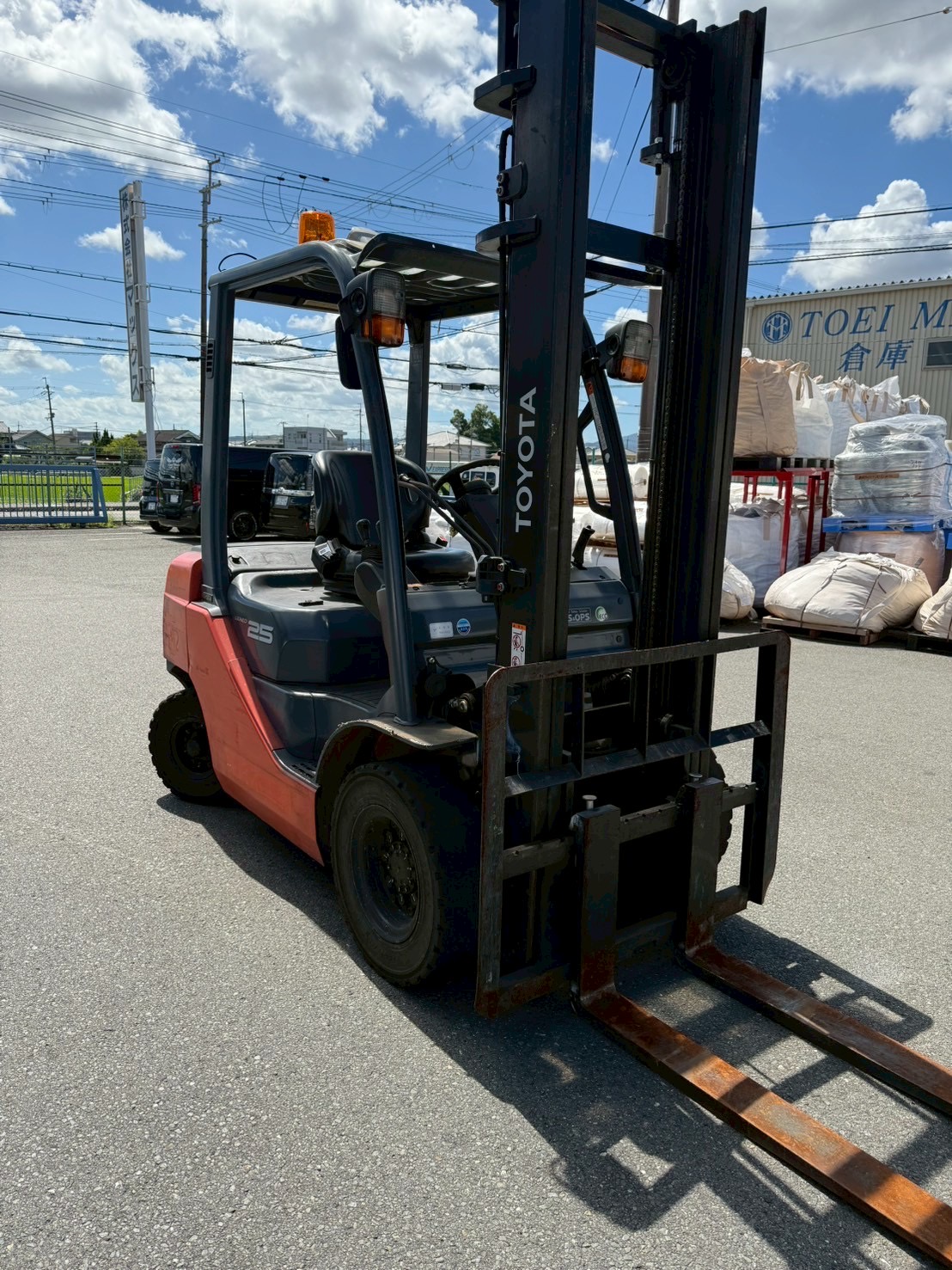 Xe nâng Nhật bãi 2,5 tấn TOYOTA 8FD25 số sàn, nâng cao 4 m đời 2012