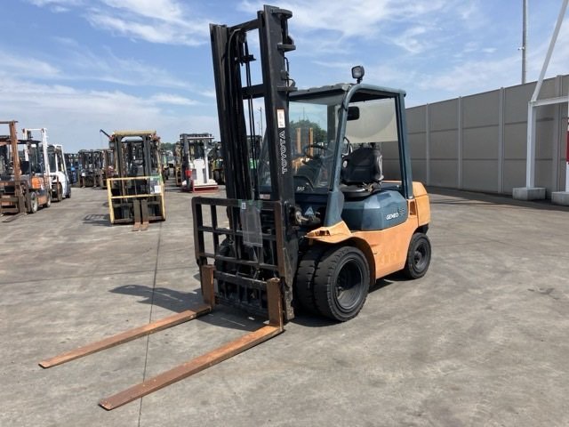 xe nâng cũ toyota 7FD25 2,5 tấn số sàn lốp kép gật gù