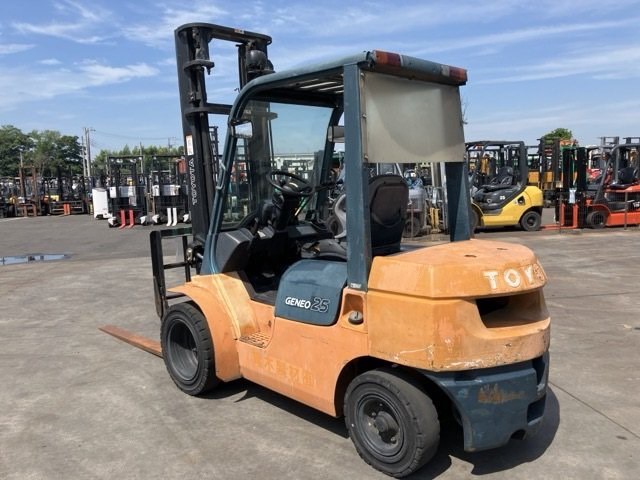 xe nâng cũ toyota 7FD25 2,5 tấn số sàn lốp kép gật gù