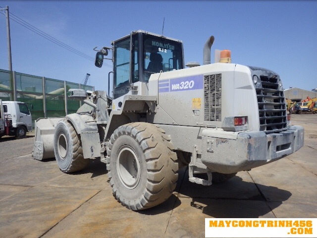 Bán xúc lật Nhật bãi Komatsu WA320-7 năm 2014