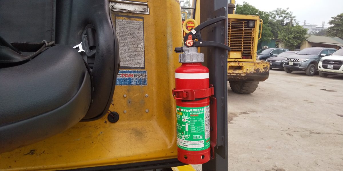 Xe nâng dầu cũ TCM 2.5 tấn FHD25T3 chui container dịch giá dịch càng
