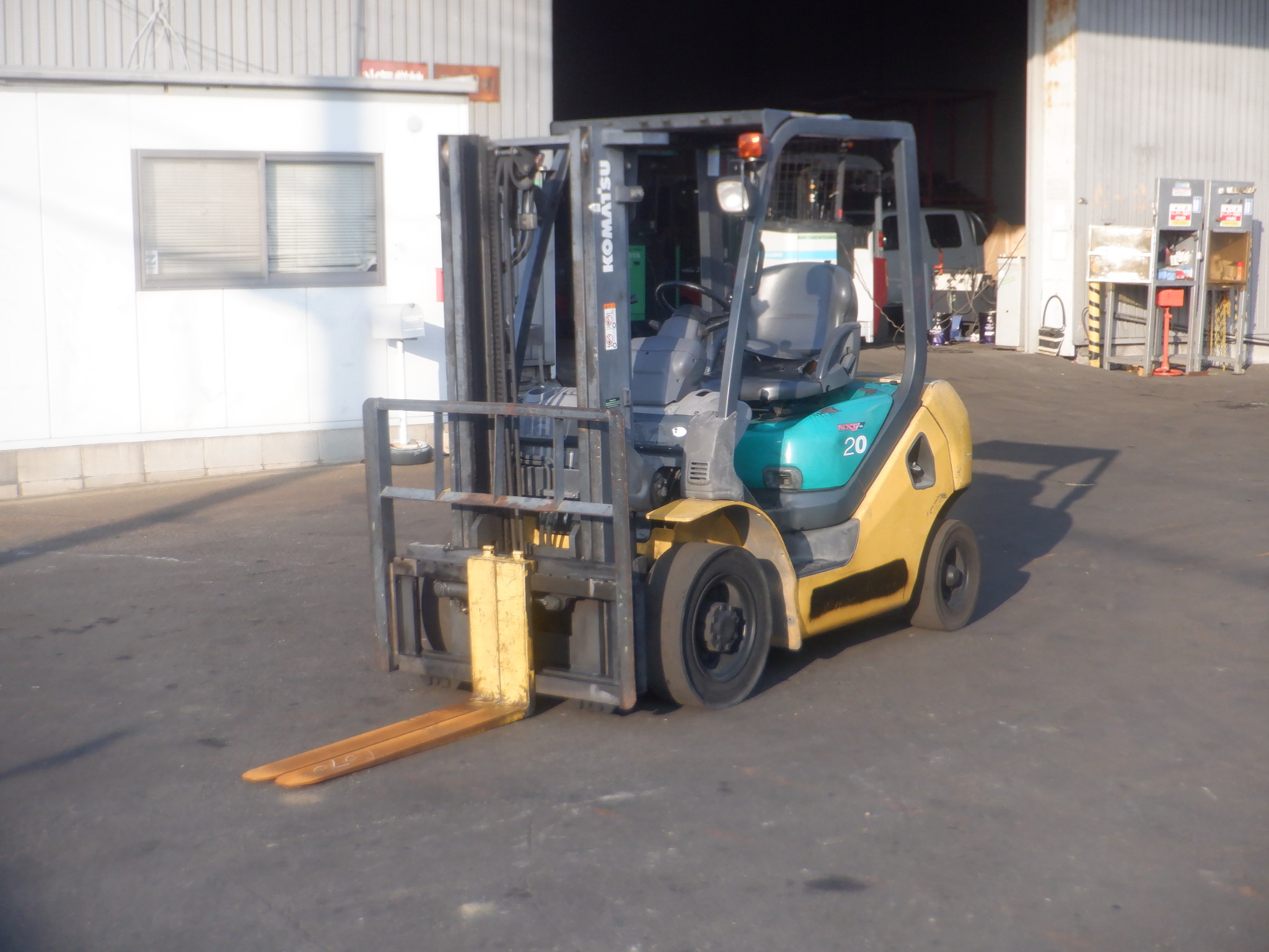 XE NÂNG DẦU KOMATSU FD20T-16  717009 Hotline: 096.235.1368