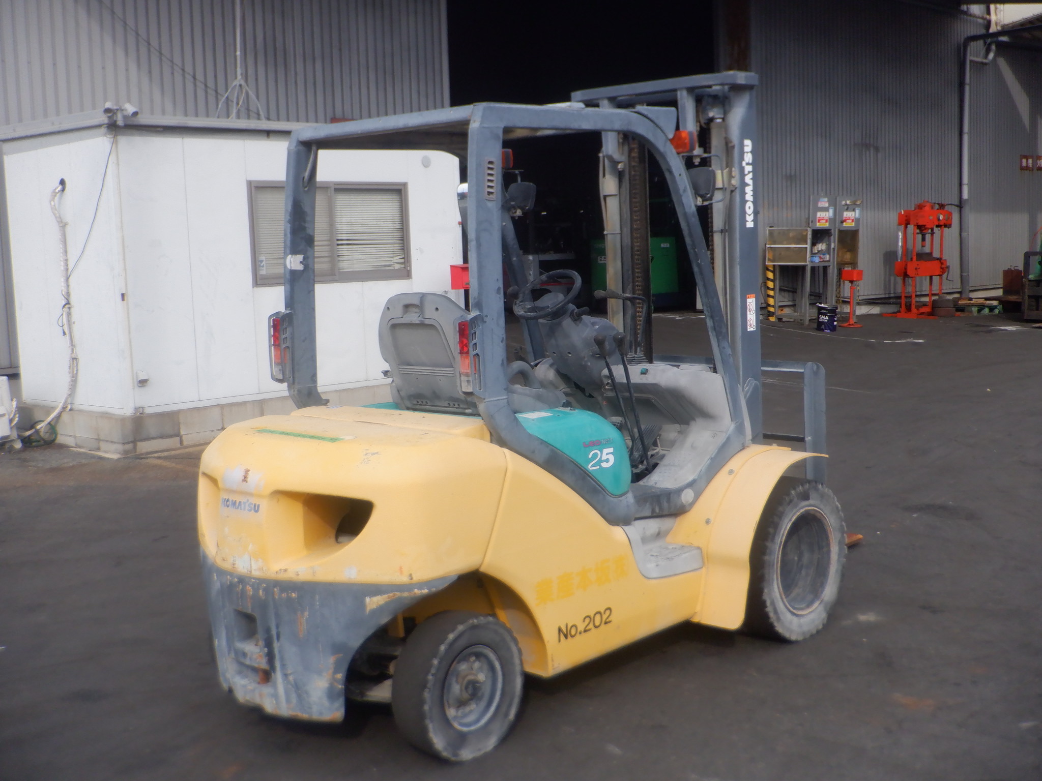 XE NÂNG DẦU KOMATSU FD25T-15 LH:096.235.1368