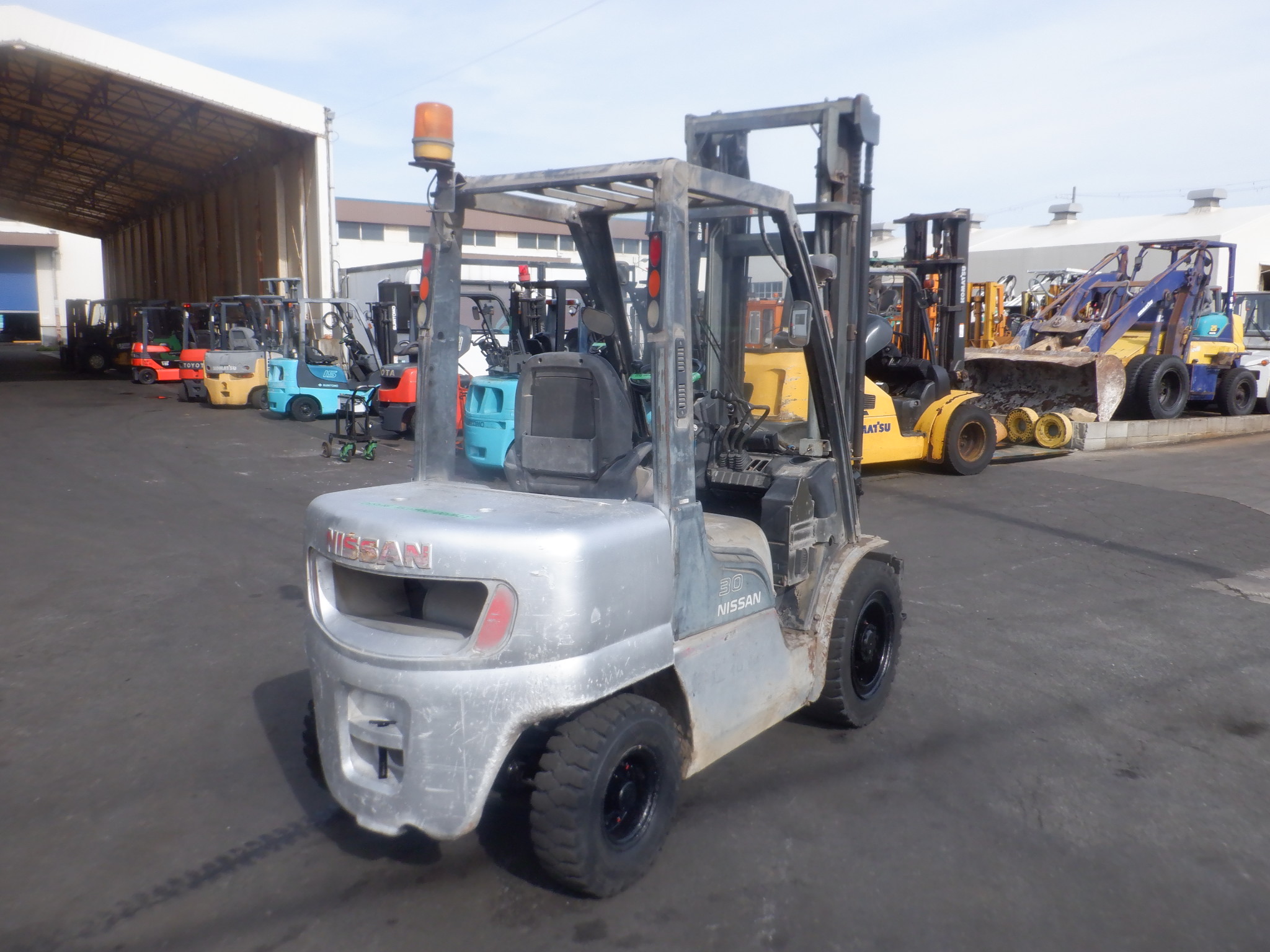 Xe nâng 3 tấn dịch giá NISSAN YGL02A30 số tự động nâng cao 4m Nhật bãi