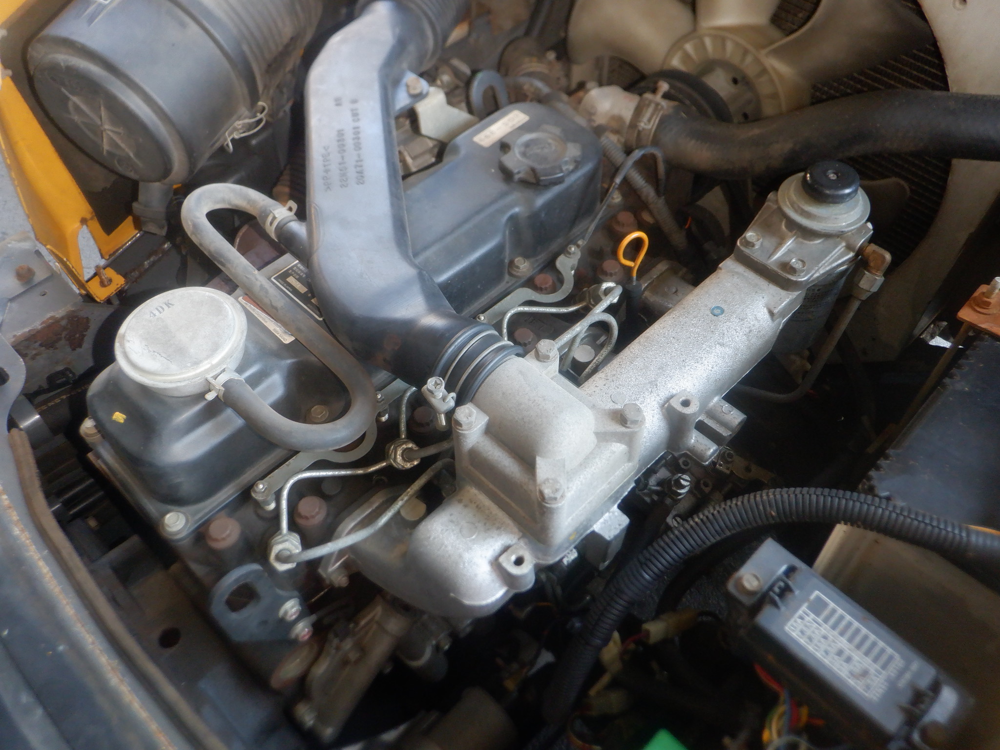 Xe nâng 2,5 tấn nâng cao 5m UNICARRIERS FHD25T3A số tự động, lốp kép, kèm theo cơ cấu gật gù