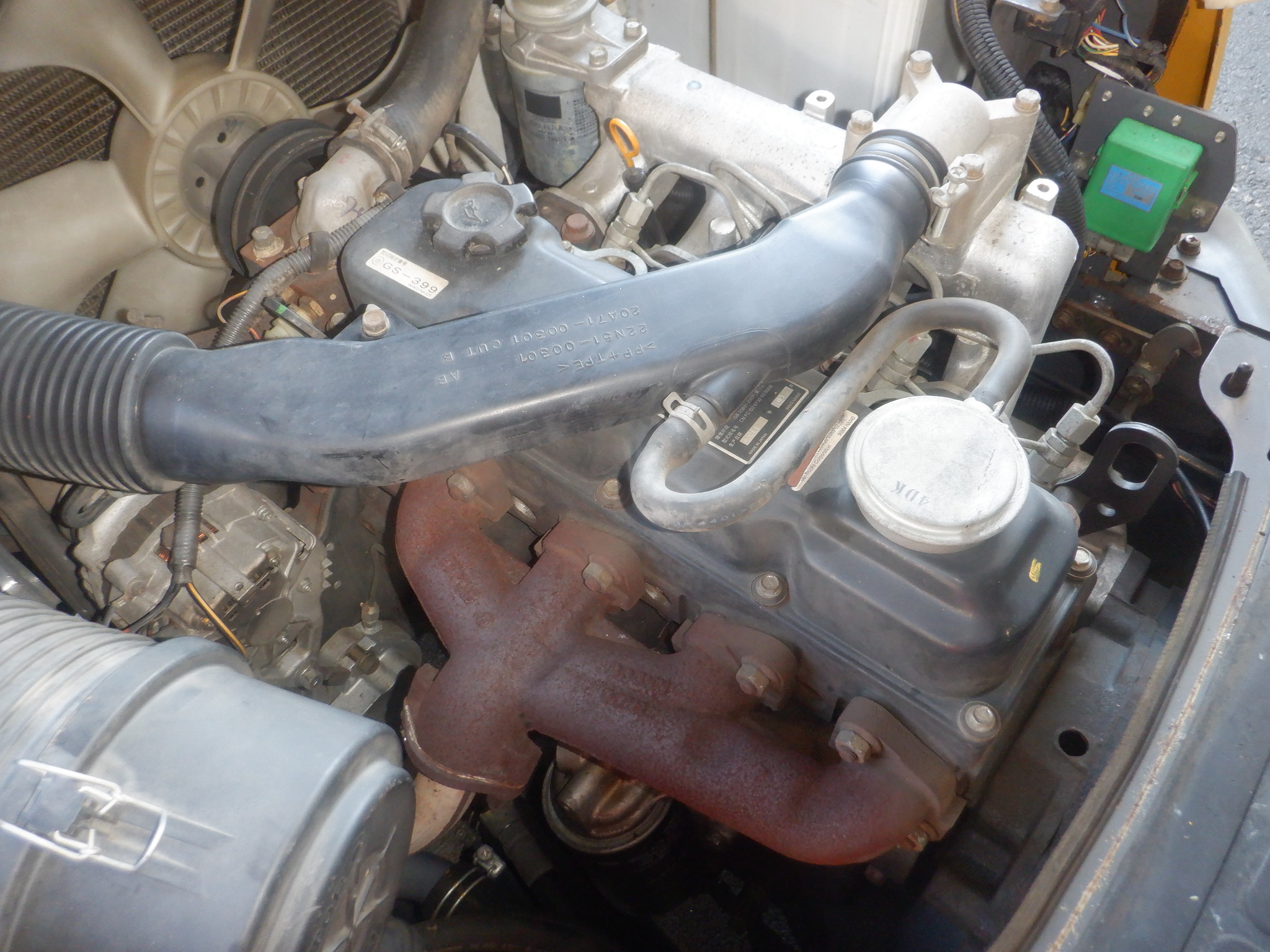 Xe nâng 2,5 tấn nâng cao 5m UNICARRIERS FHD25T3A số tự động, lốp kép, kèm theo cơ cấu gật gù