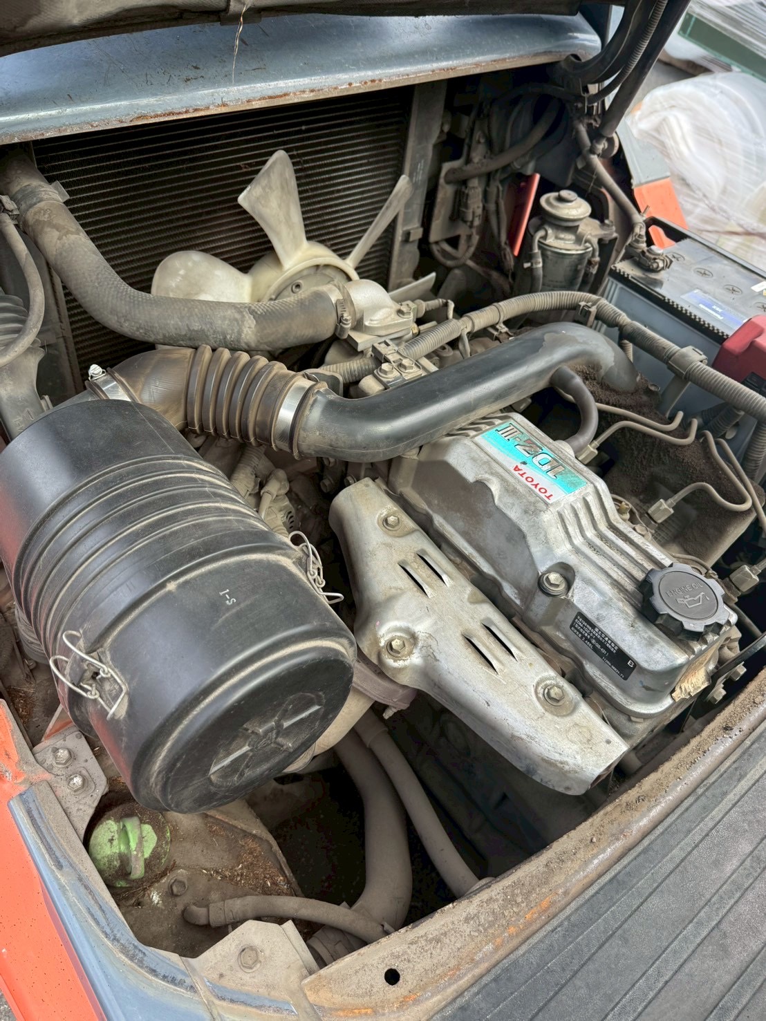 Xe nâng Nhật bãi 2,5 tấn TOYOTA 8FDL25 số sàn, lốp kép, gật gù