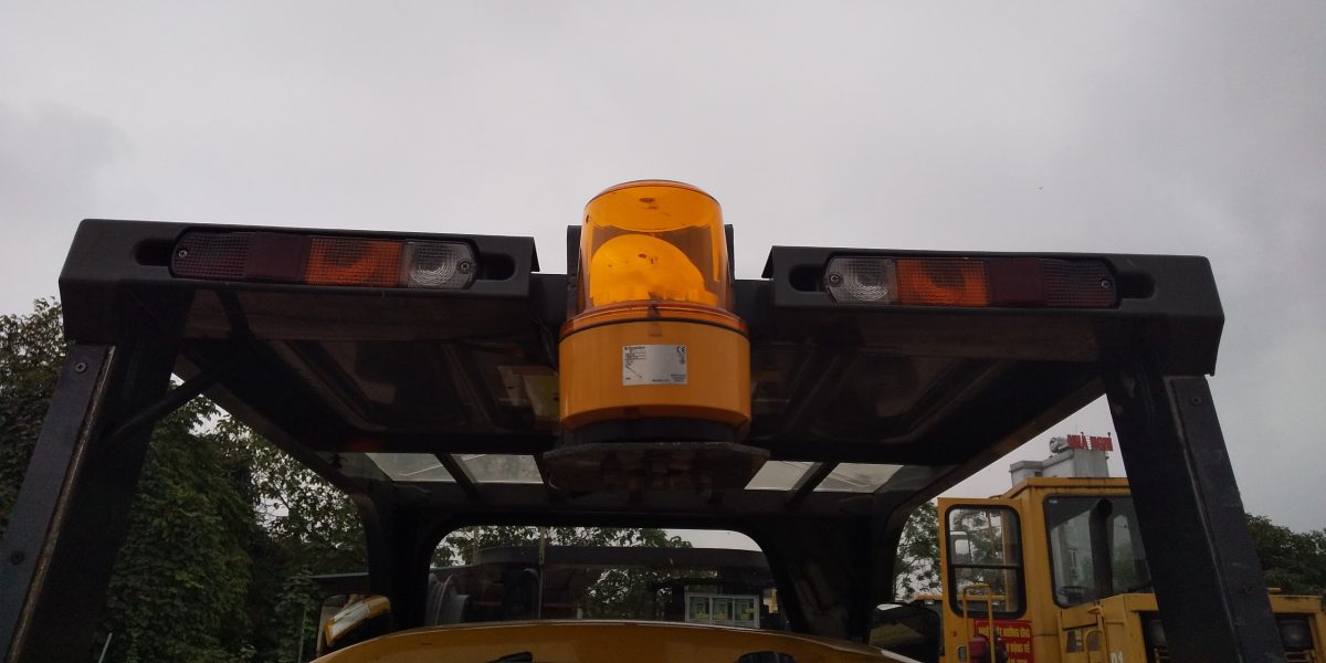 Xe nâng dầu cũ TCM 2.5 tấn FHD25T3 chui container dịch giá dịch càng
