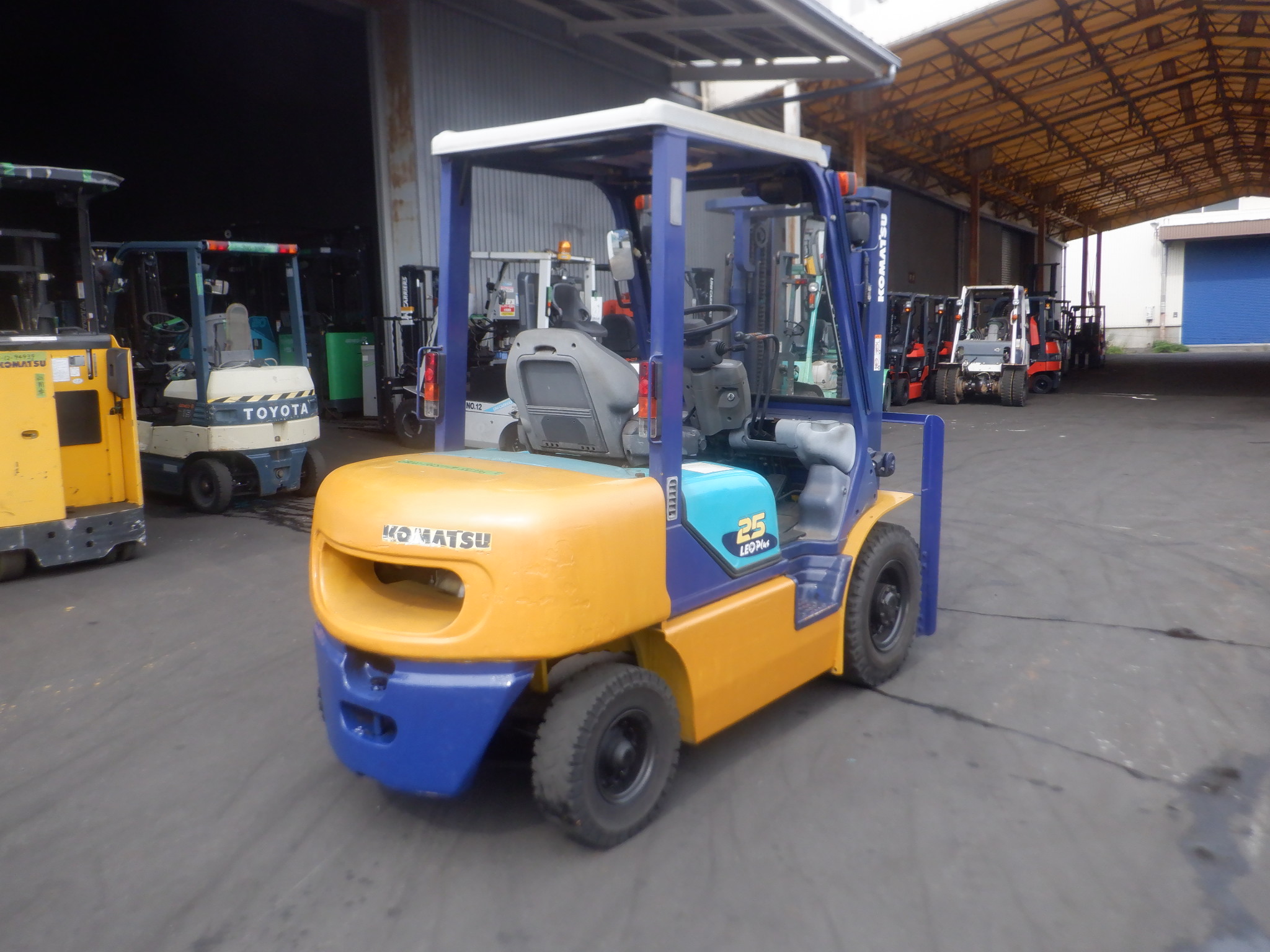XE NÂNG XĂNG KOMATSU  FD25T-14 M151-551336