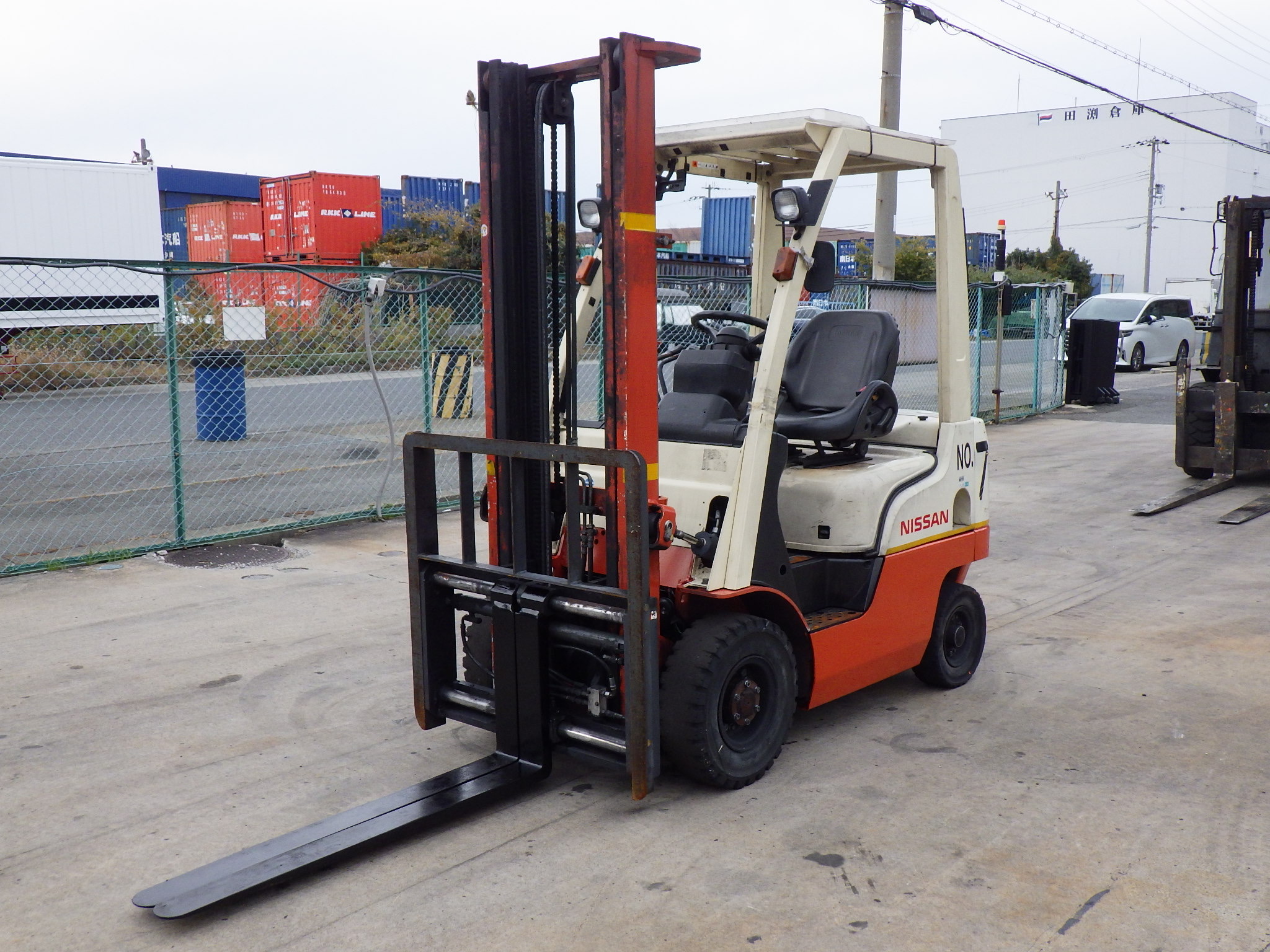 Xe nâng 1,5 tấn Nhật bãi NISSAN F1F1A15  tháp cao, dịch càng đời 2011