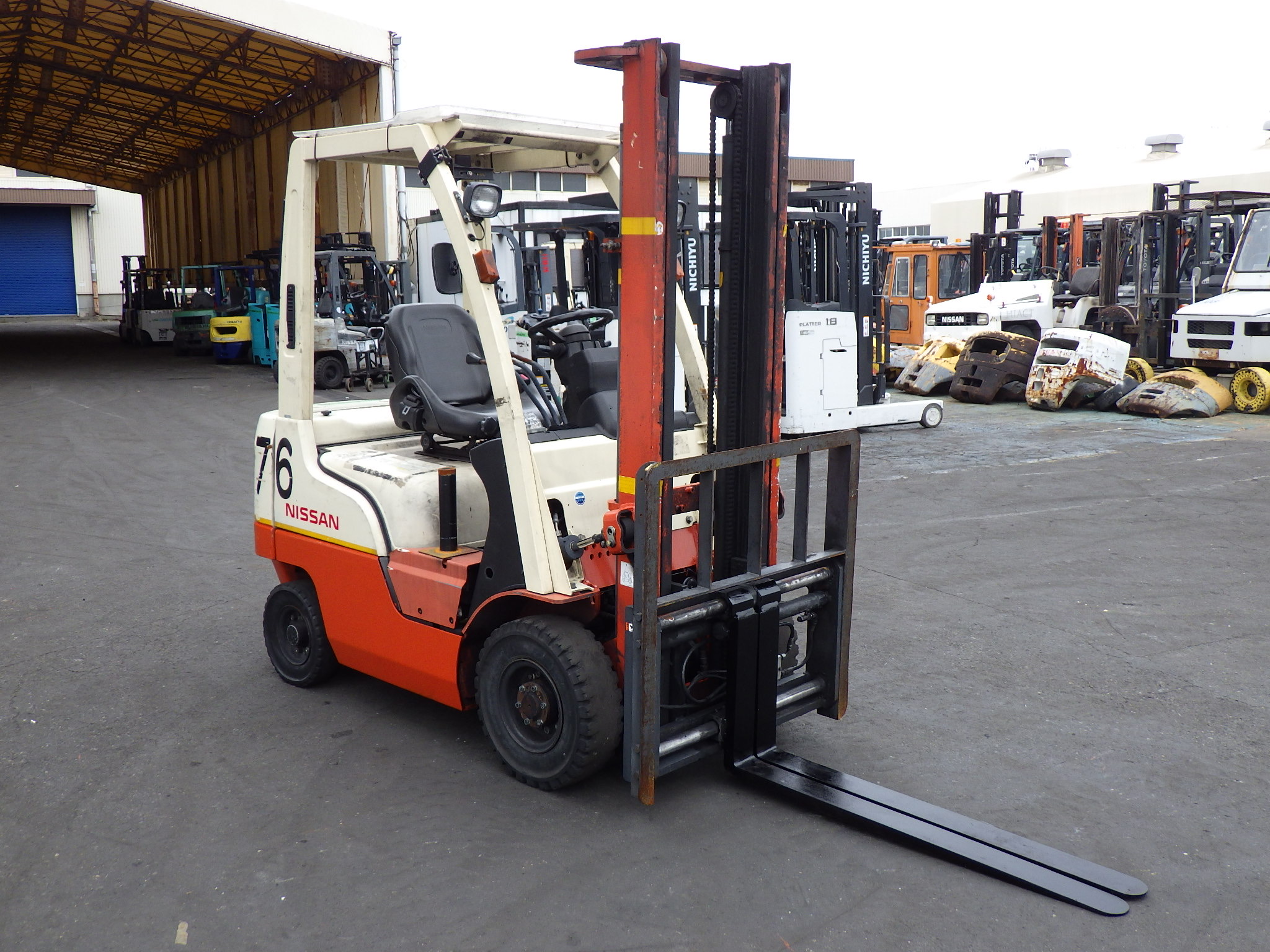 Xe nâng 1,5 tấn Nhật bãi NISSAN F1F1A15  tháp cao, dịch càng đời 2011