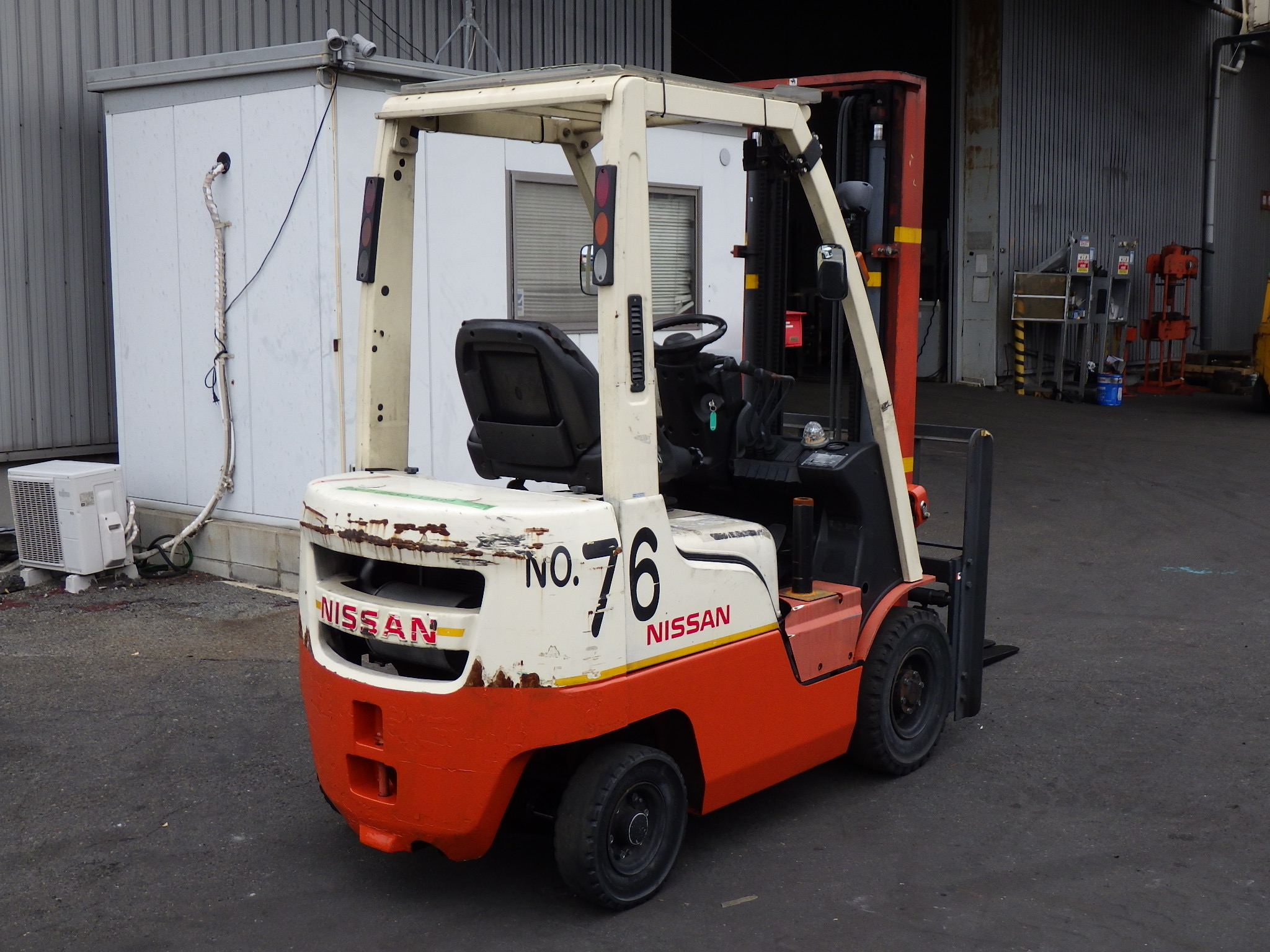 Xe nâng 1,5 tấn Nhật bãi NISSAN F1F1A15  tháp cao, dịch càng đời 2011