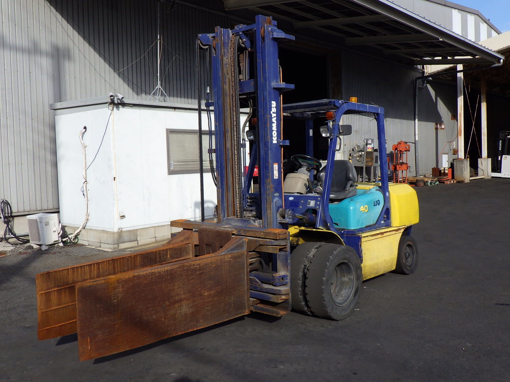 Xe Nâng 4 Tấn Komatsu FD40T-7 Lắp Kẹp Vuông Nhập Nhật – Xe Nâng Nhật Bãi Giá Tốt