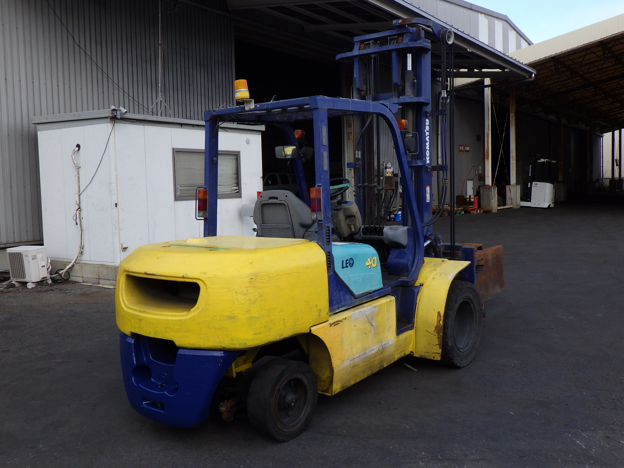Xe Nâng 4 Tấn Komatsu FD40T-7 Lắp Kẹp Vuông Nhập Nhật – Xe Nâng Nhật Bãi Giá Tốt