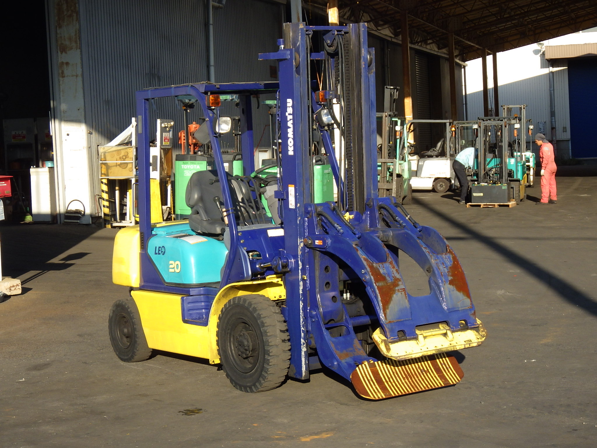 Xe nâng xăng Komatsu FG20C-12 số sàn, kẹp tròn. Xe đẹp, giá rẻ