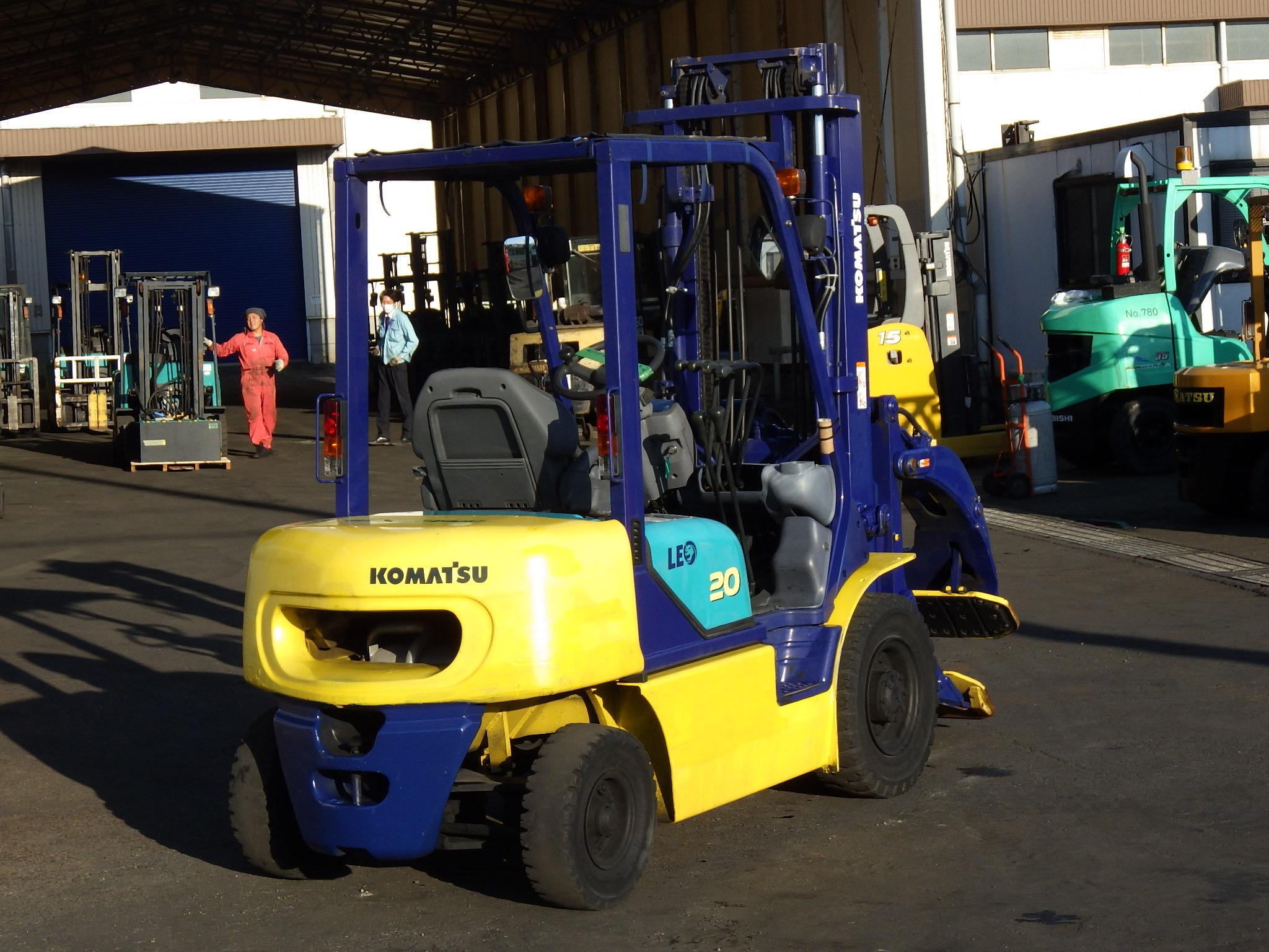 Xe nâng xăng Komatsu FG20C-12 số sàn, kẹp tròn. Xe đẹp, giá rẻ