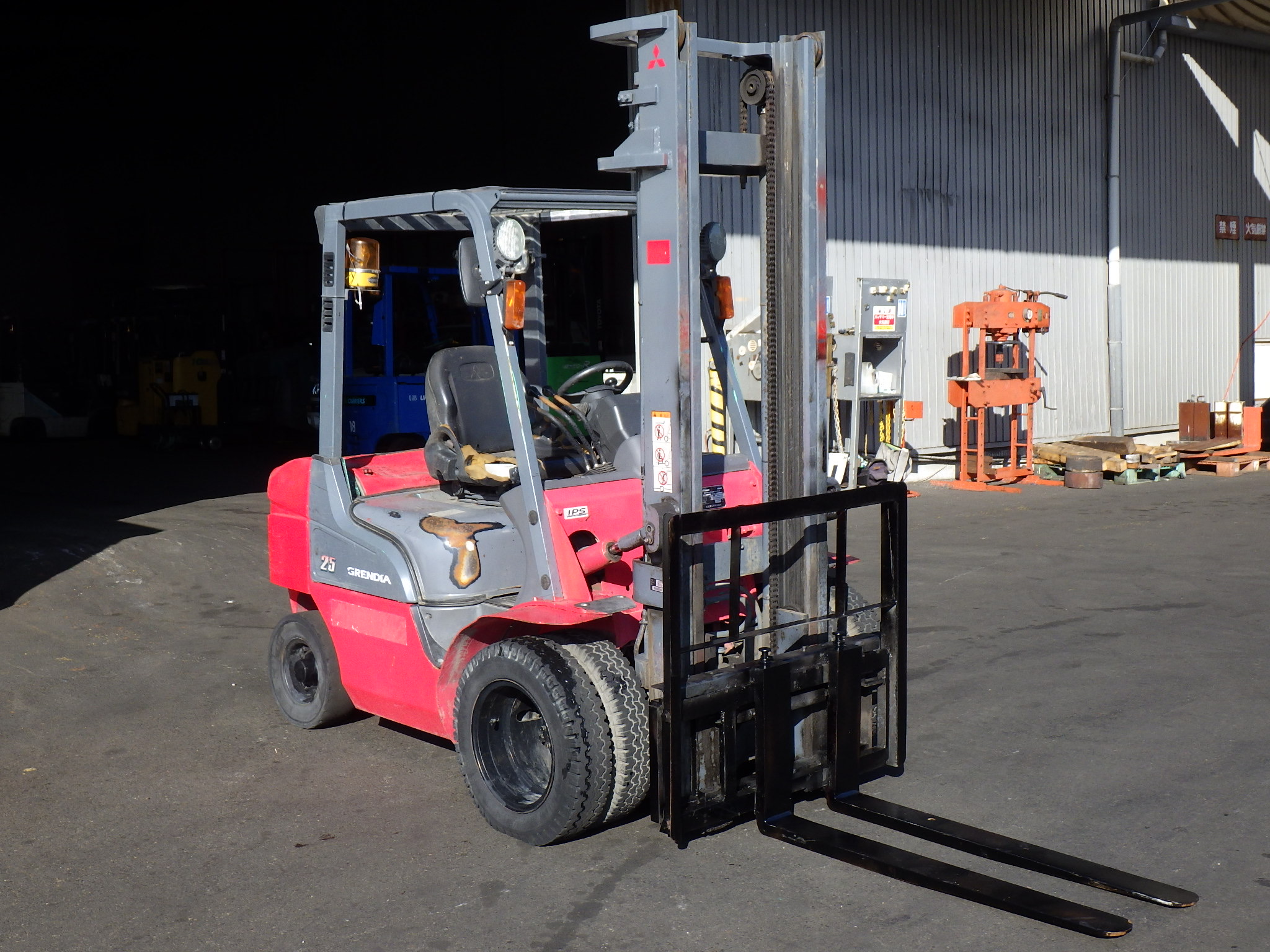 Xe nâng Nhật bãi 2,5 tấn MITSUBISHI FD25T số tự động, dịch giá đời 2012 cực đẹp