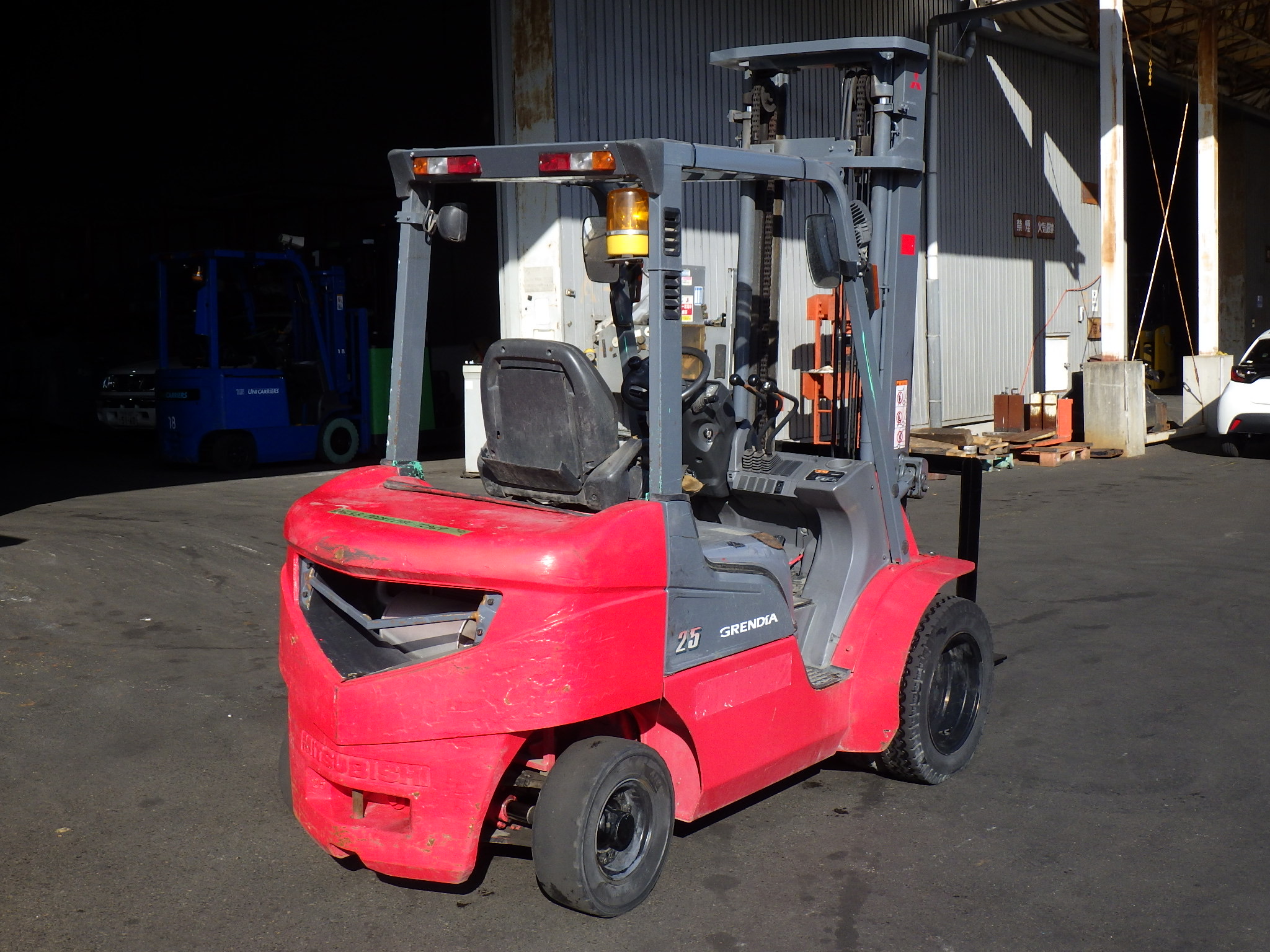 Xe nâng Nhật bãi 2,5 tấn MITSUBISHI FD25T số tự động, dịch giá đời 2012 cực đẹp