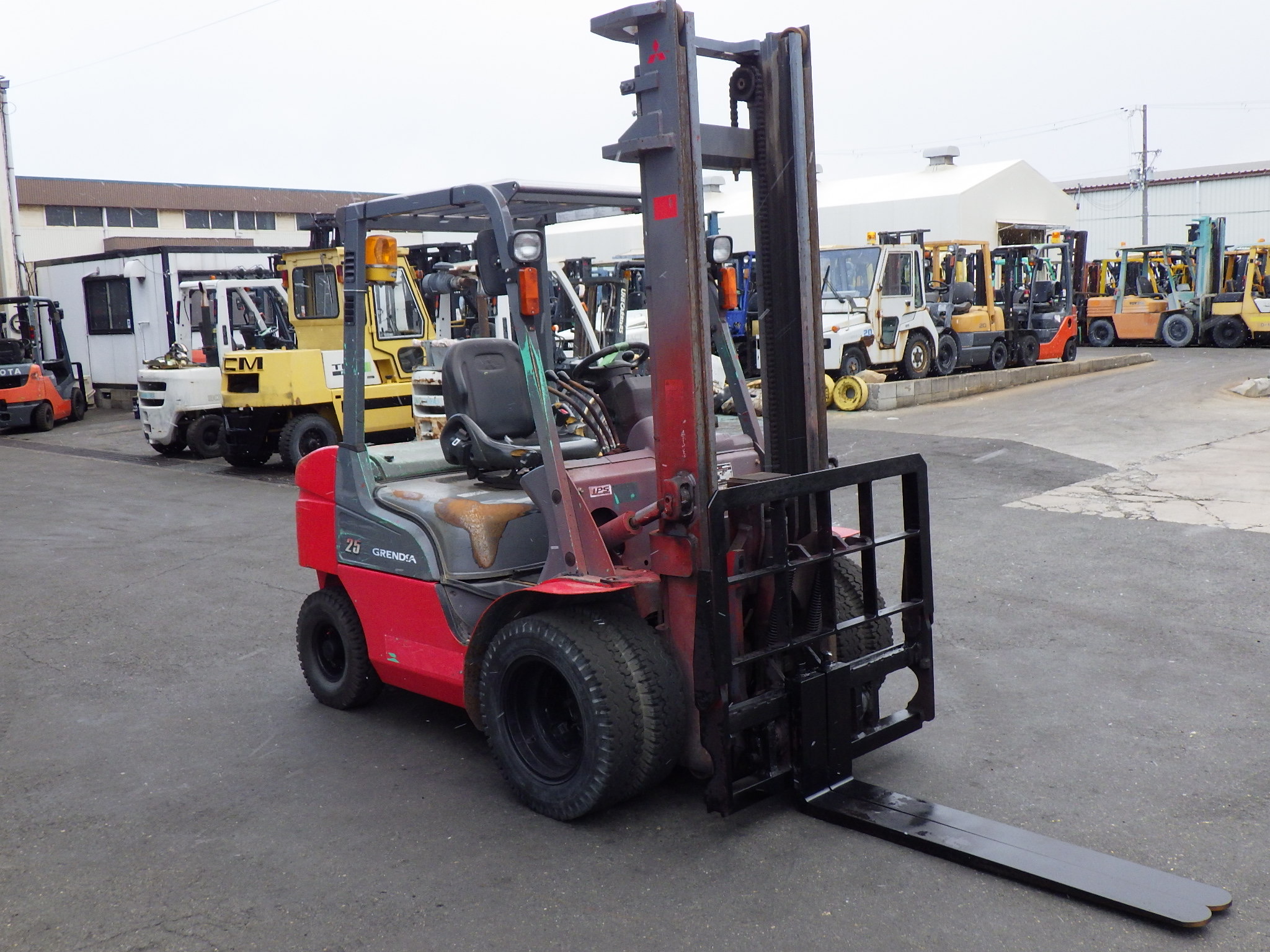 Xe nâng Nhật bãi 2,5 tấn MITSUBISHI FD25T số tự động, gật gù, lốp kép  đời 2015 cực đẹp