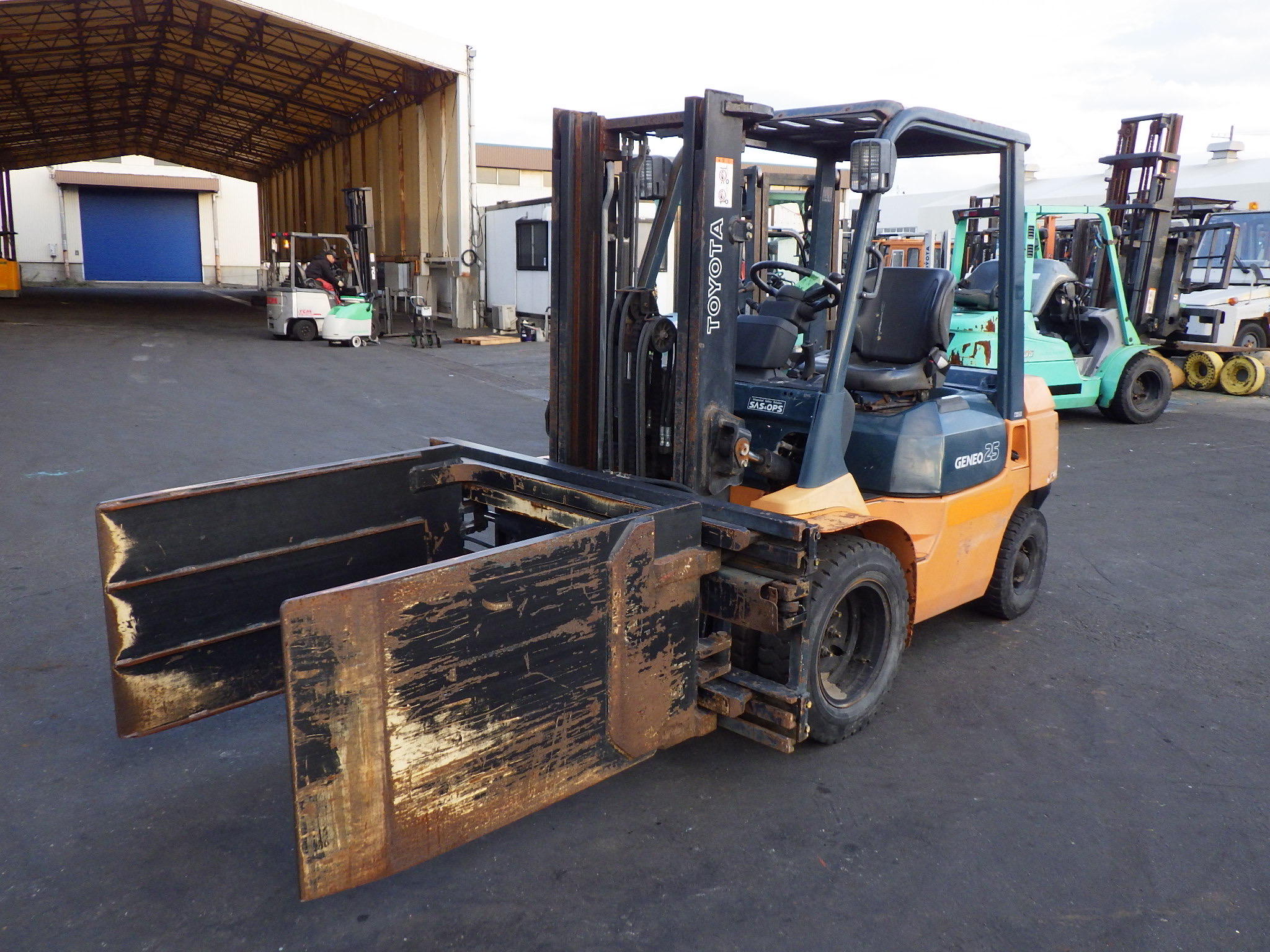 Xe Nâng Nhật Bãi 2,5 Tấn TOYOTA 7FD25 chui container, kẹp vuông, số tự động