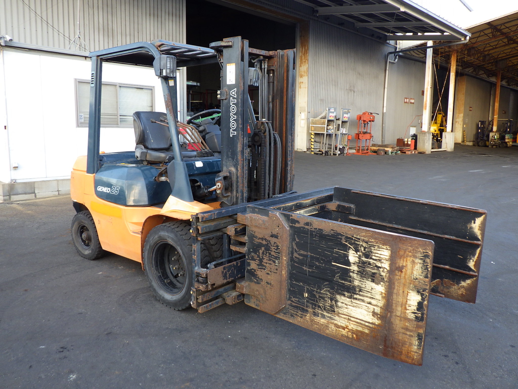 Xe Nâng Nhật Bãi 2,5 Tấn TOYOTA 7FD25 chui container, kẹp vuông, số tự động