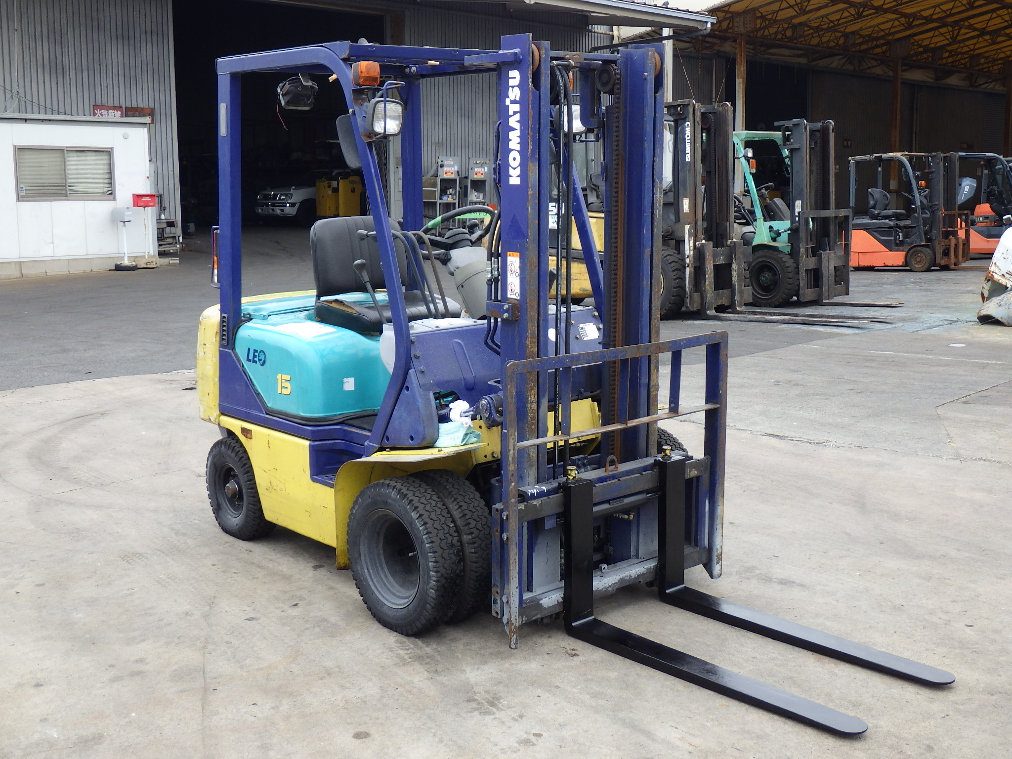 Xe Nâng 1,5 Tấn Komatsu FD15C-16 số sàn, lốp kép, dịch giá Nhập Nhật Giá tốt