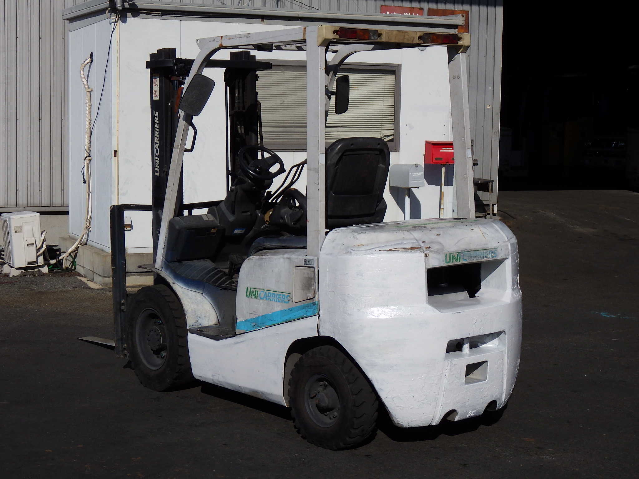 Xe nâng Nhật bãi UNICARRIERS FHD25T3A đời 2014 Dịch giá, động cơ QD32