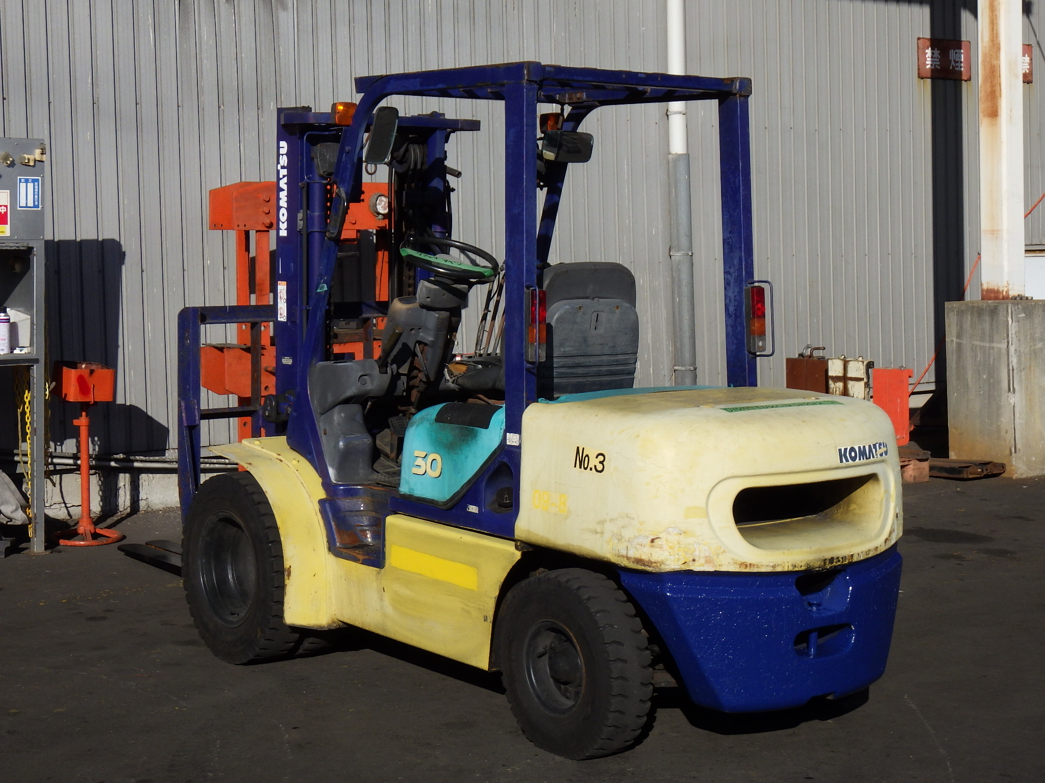 Xe nâng Komatsu FD30C-12 số sàn, gật gù, lốp kép Nhập Nhật