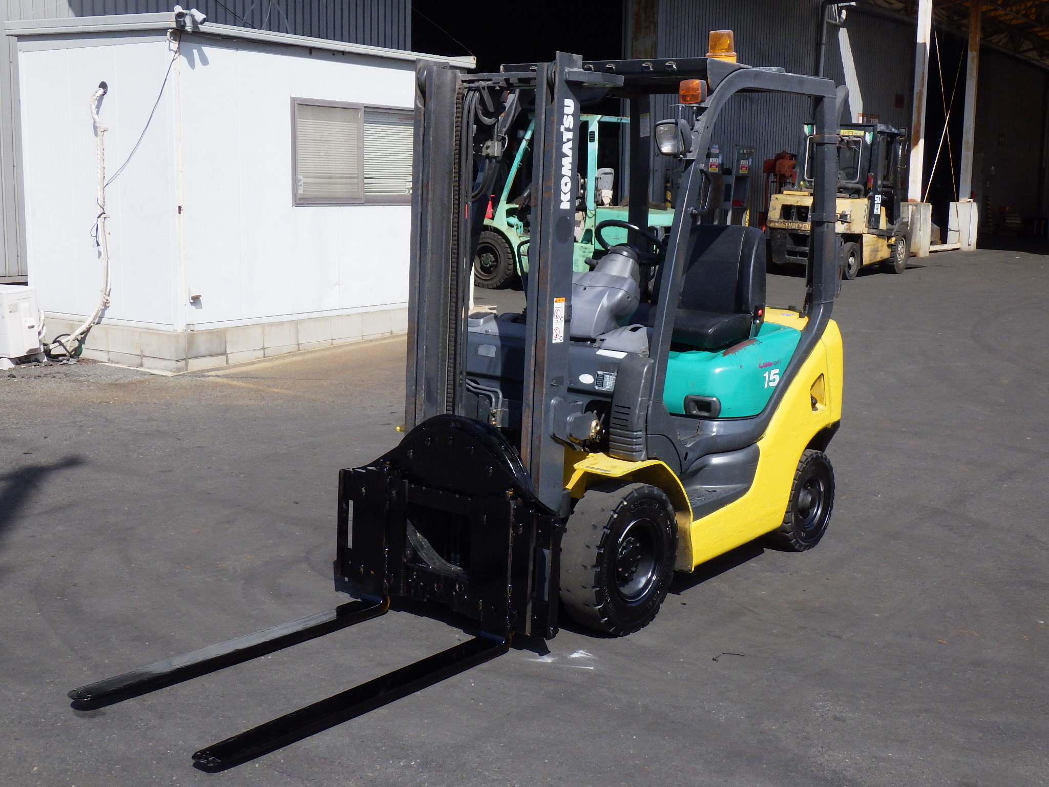 Xe nâng dầu 1,5 tấn KOMATSU FD15C-18 số sàn, mâm xoay – Nhập khẩu từ Nhật Bản, giá rẻ