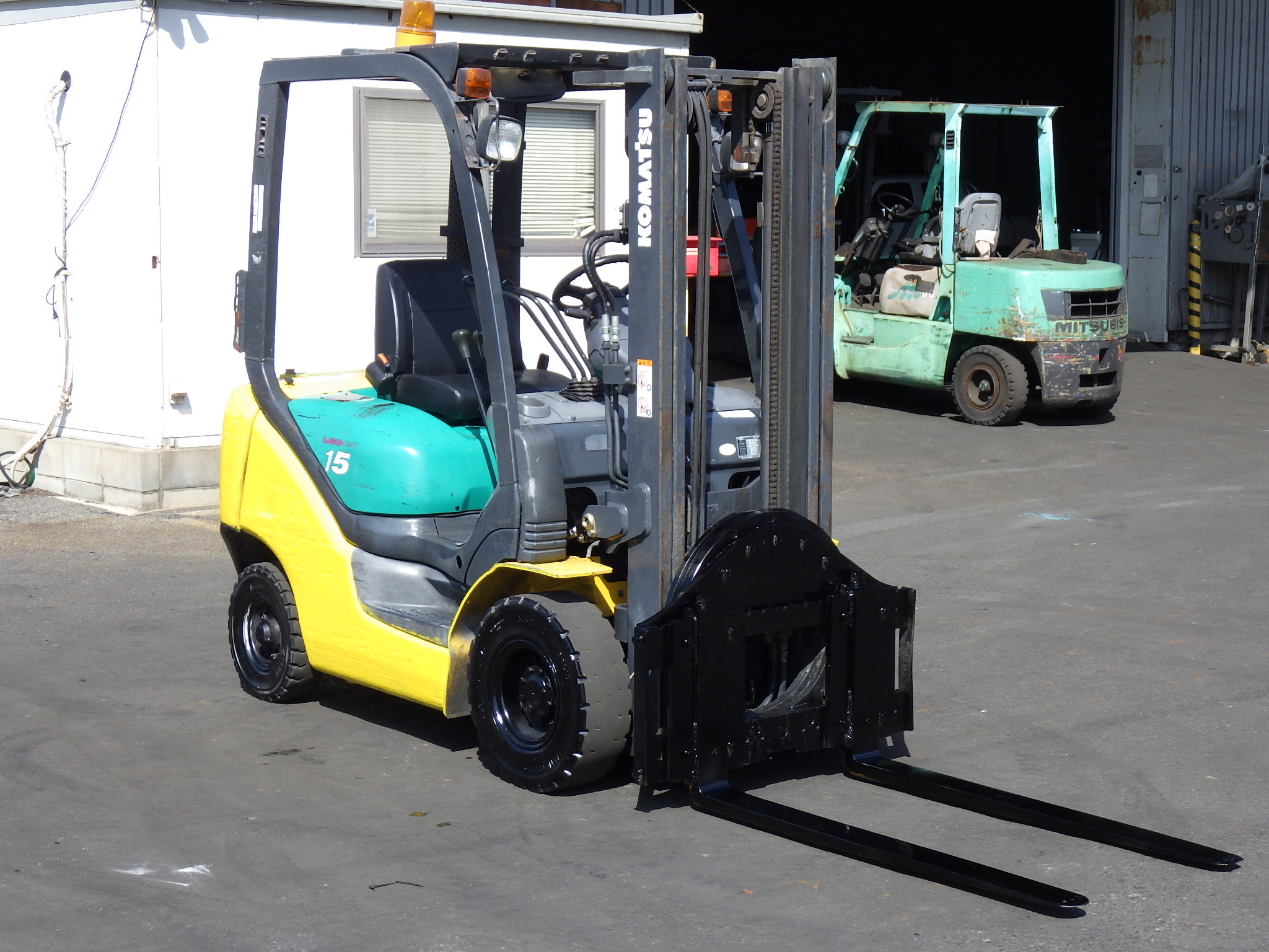 Xe nâng dầu 1,5 tấn KOMATSU FD15C-18 số sàn, mâm xoay – Nhập khẩu từ Nhật Bản, giá rẻ