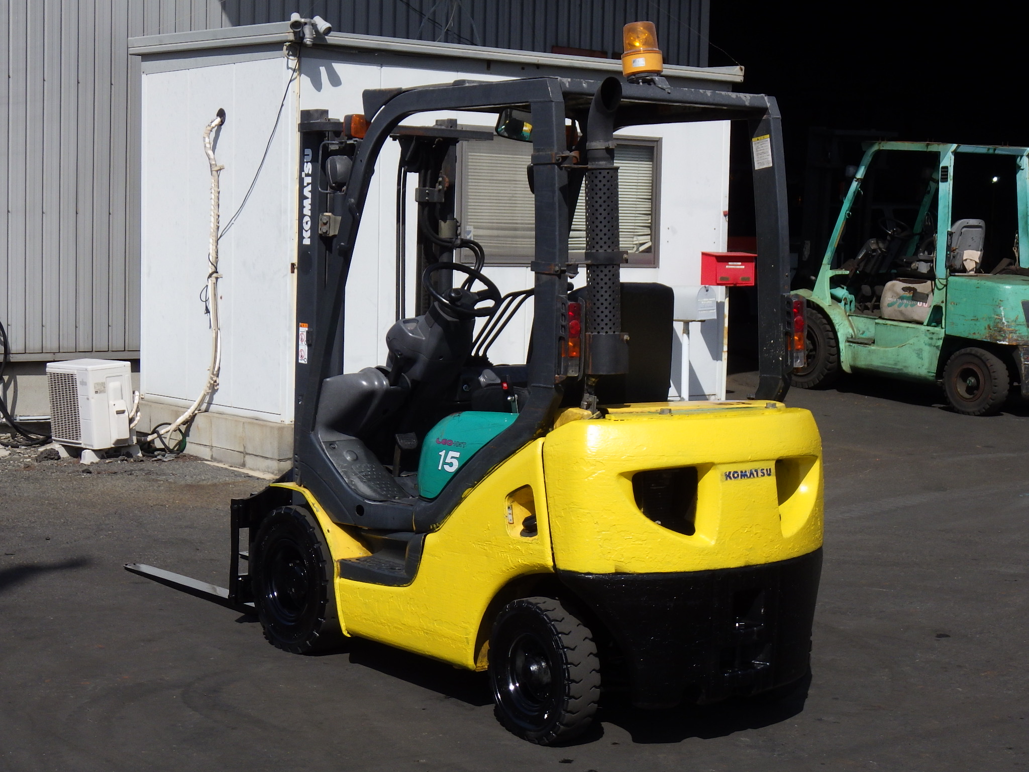 Xe nâng dầu 1,5 tấn KOMATSU FD15C-18 số sàn, mâm xoay – Nhập khẩu từ Nhật Bản, giá rẻ