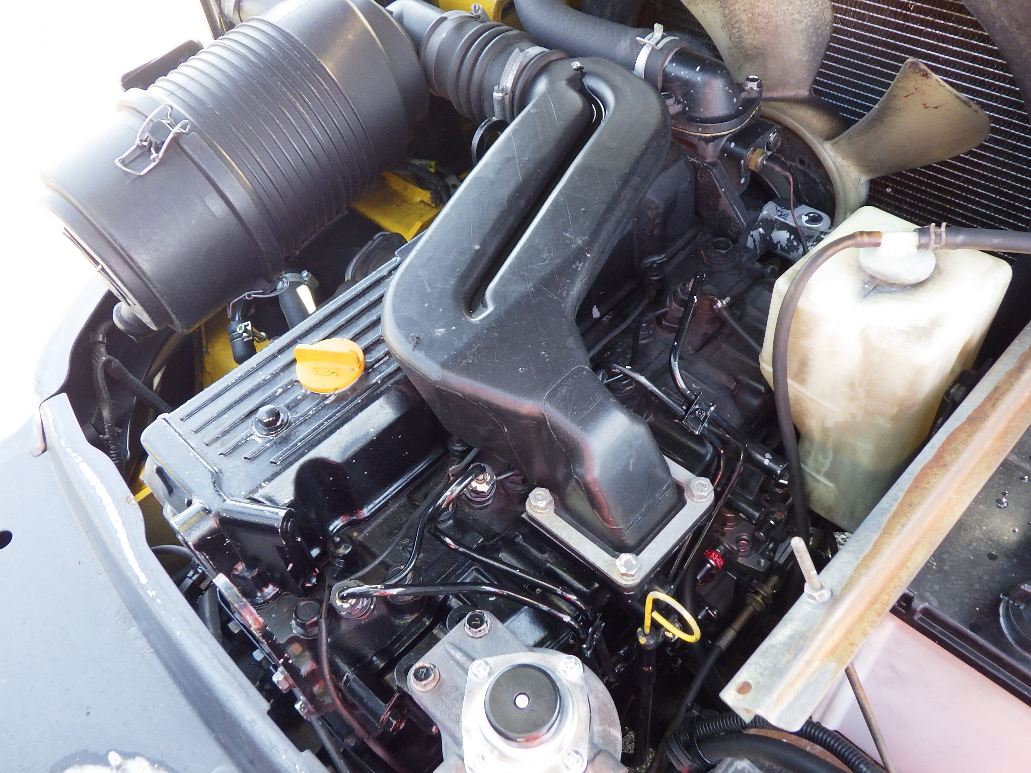 Xe nâng dầu 1,5 tấn KOMATSU FD15C-18 số sàn, mâm xoay – Nhập khẩu từ Nhật Bản, giá rẻ