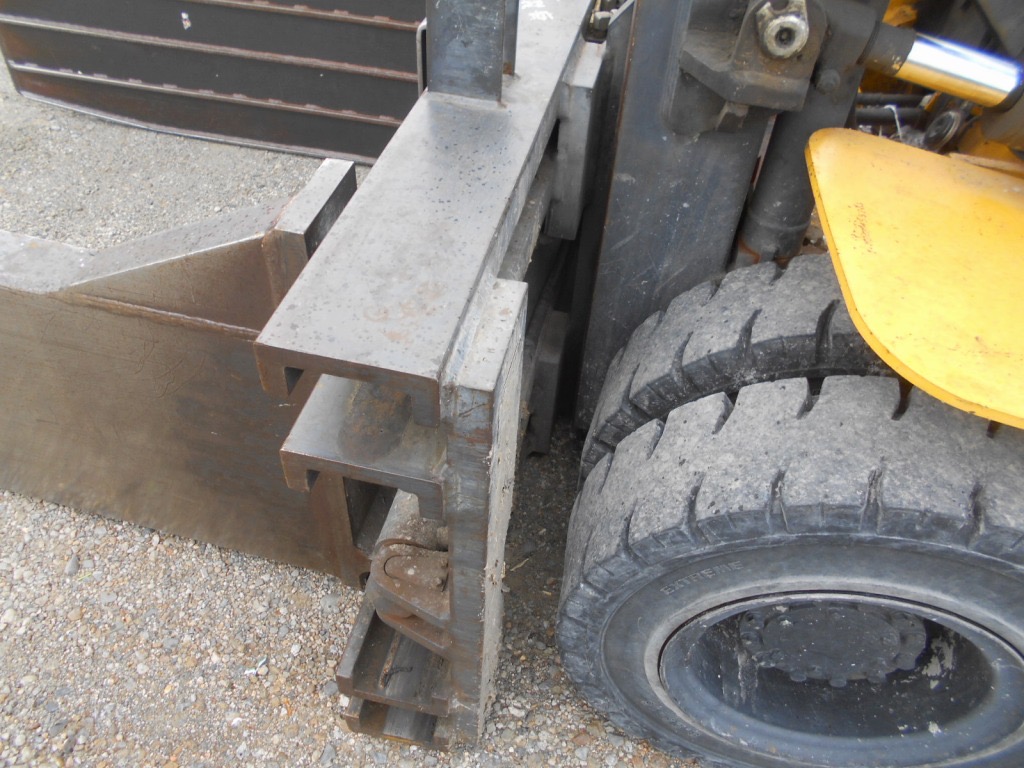 Xe nâng dầu 7 tấn Komatsu FD70-10 số tự động tháp 4m đời 2010 Nhập Nhật