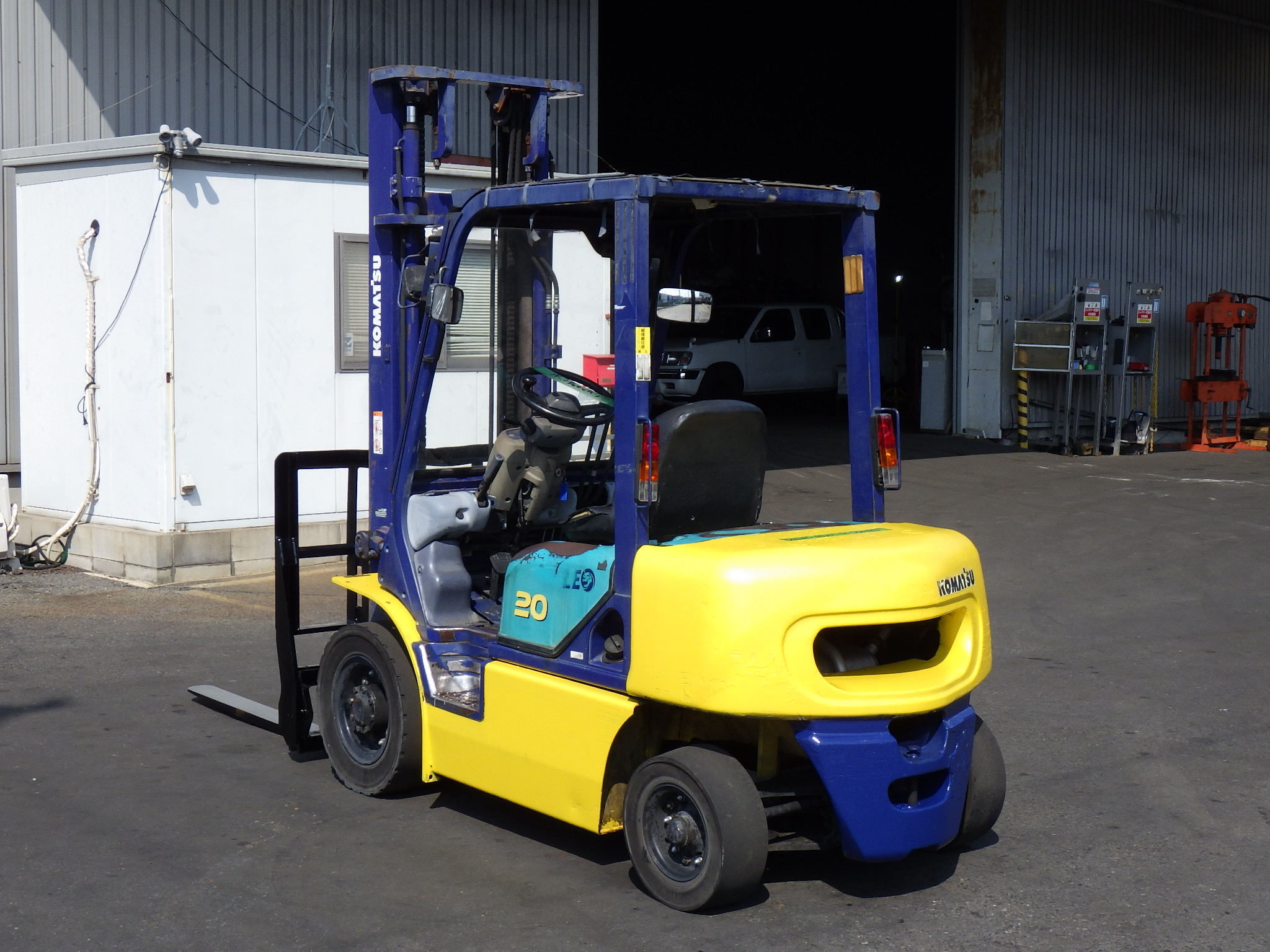 Xe nâng dầu 2 tấn Komatsu FD20T-12 số tự động, gật gù, nâng cao 4m – Nhập khẩu Nhật Bản