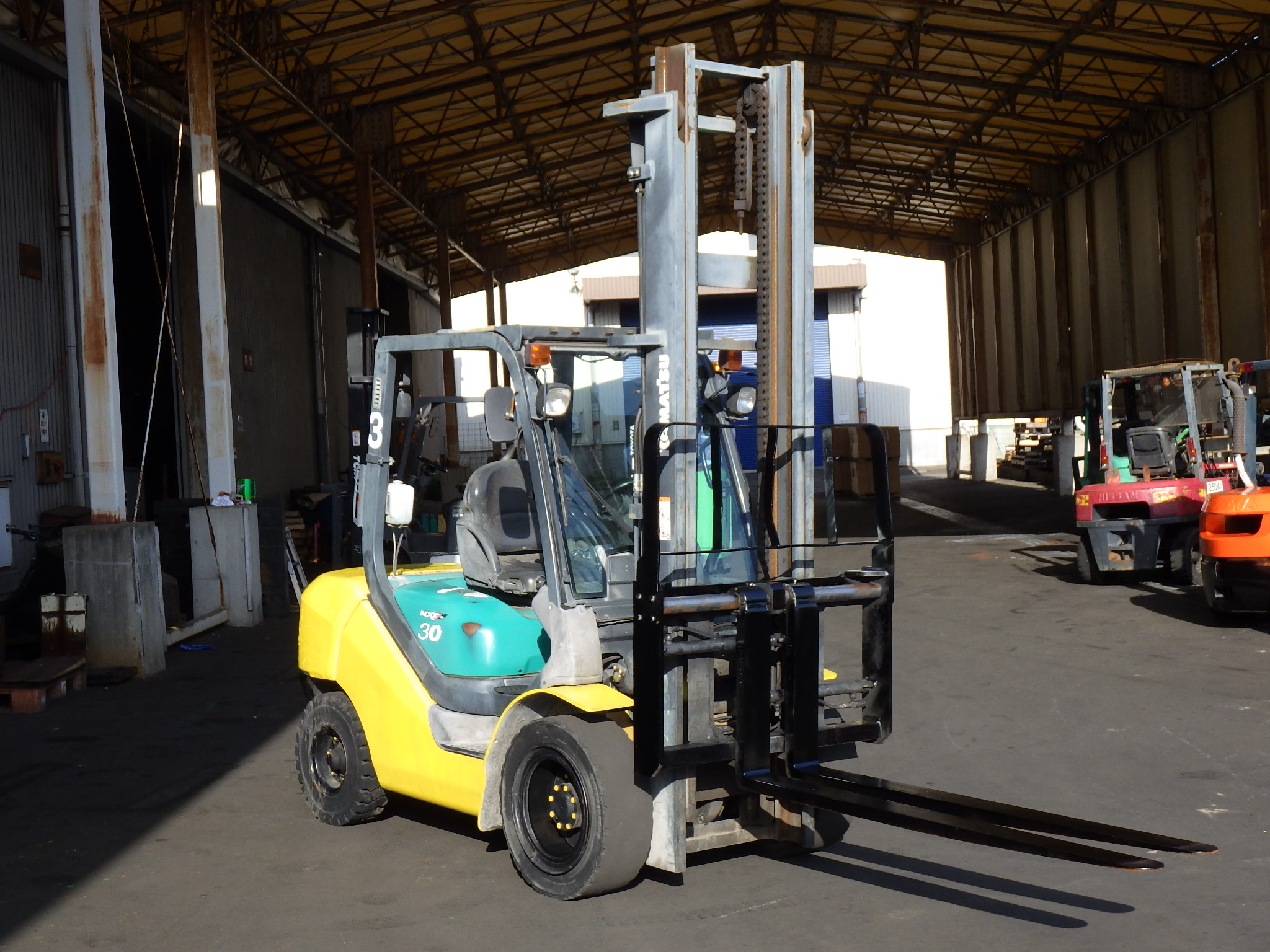 Xe nâng dầu 3 tấn Komatsu FD30T-16 số tự động, nâng cao 4,5m, dịch càng – Nhập khẩu từ Nhật Bản