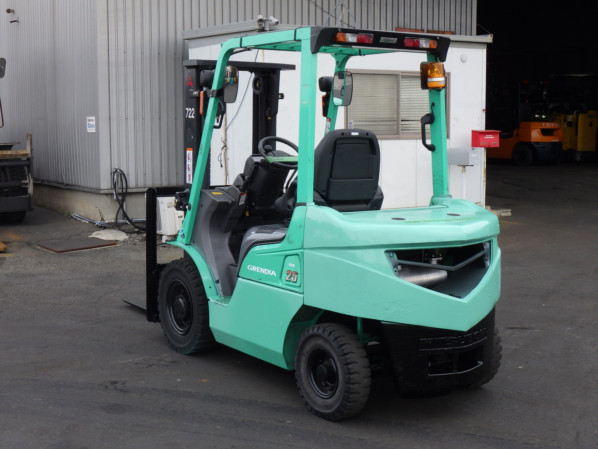 Xe nâng dầu 2,5 tấn MITSUBISHI FDE25T số tự động dịch giá đời 2015 siêu lướt