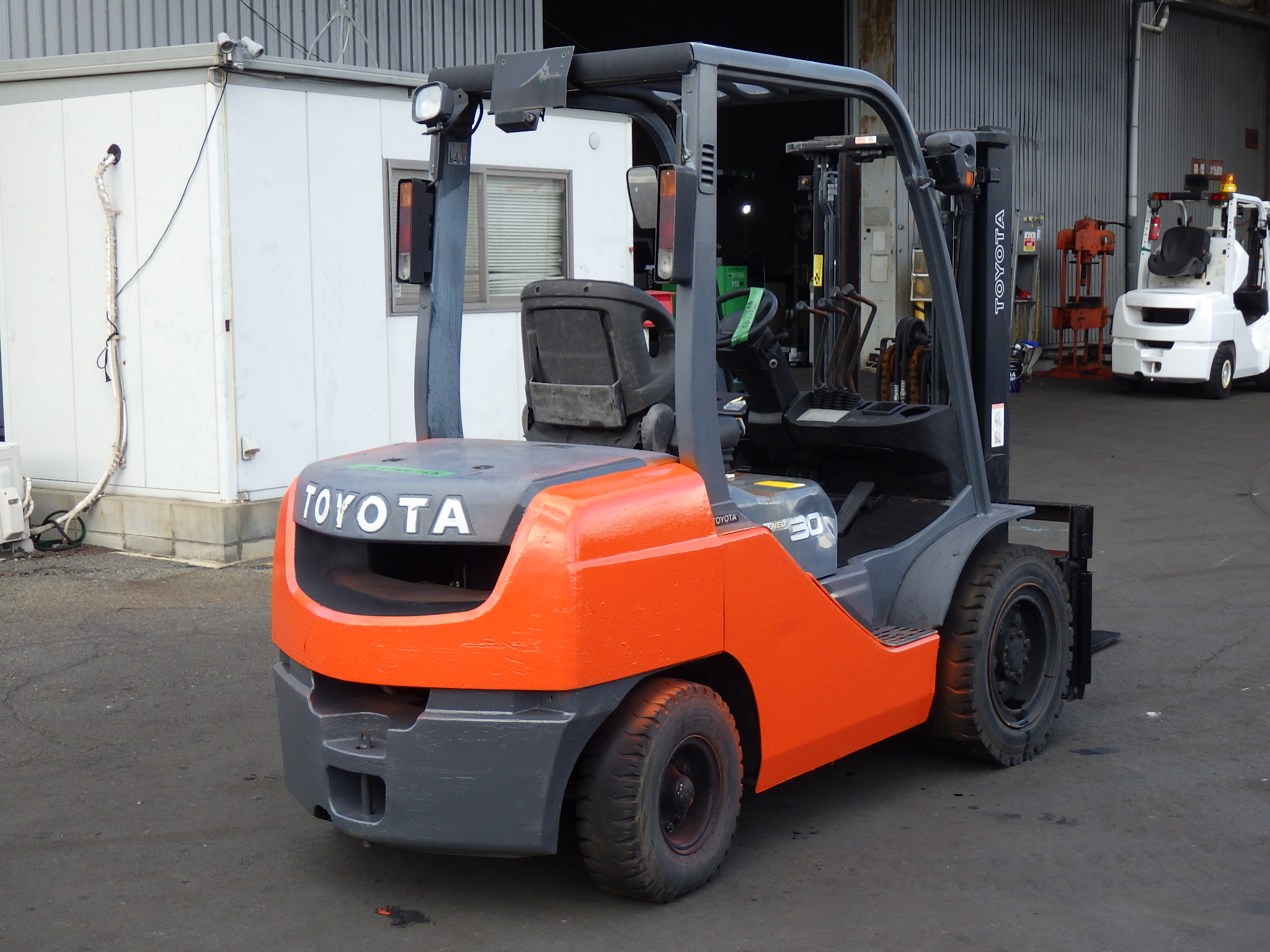 Xe nâng dầu 3 tấn TOYOTA 8FD30 số tự động, chui container, dịch giá, nâng cao 3 m