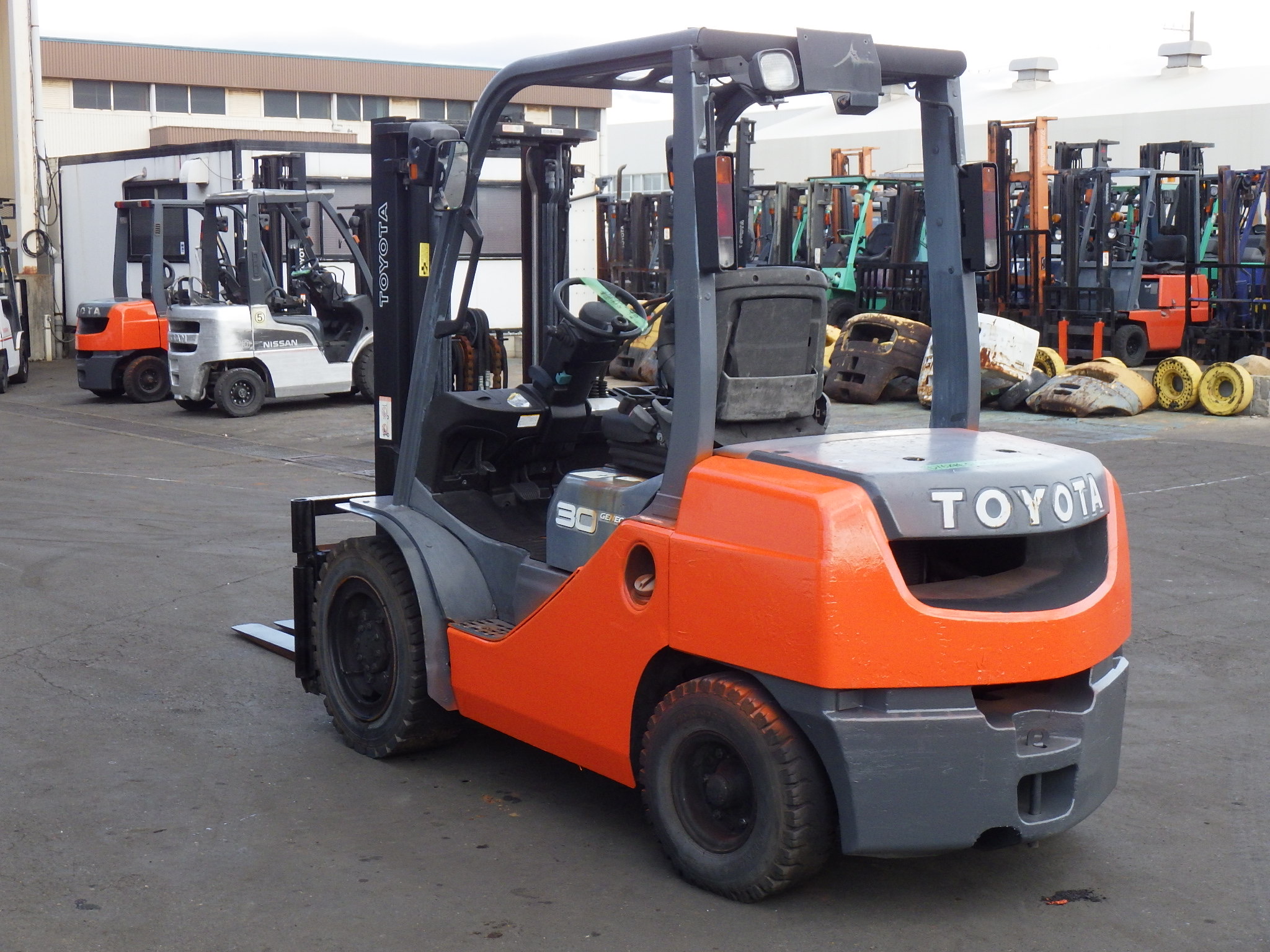 Xe nâng dầu 3 tấn TOYOTA 8FD30 số tự động, chui container, dịch giá, nâng cao 3 m