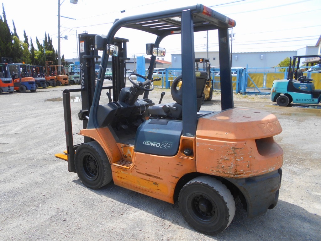 Xe nâng dầu 2,5 tấn TOYOTA 7FD25 số sàn, nâng cao 3 m. Xe cực chất, giá tốt