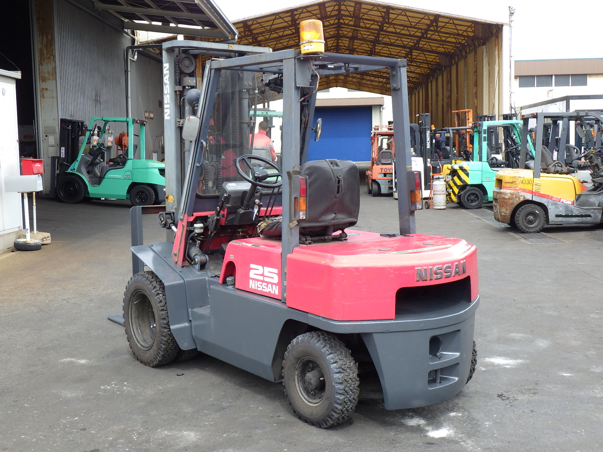 Xe nâng dầu 2,5 tấn NISSAN FJ02M25 Số sàn nâng cao 5 m giá rẻ