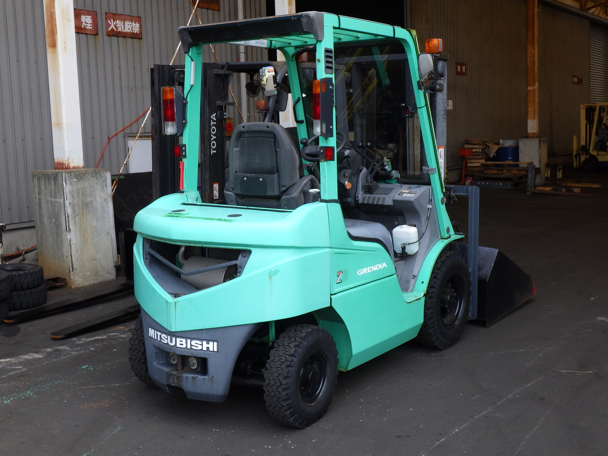 Xe nâng dầu 2 tấn MITSUBISHI KFD20T số tự động mới hoạt động 336 giờ. Xe như mới