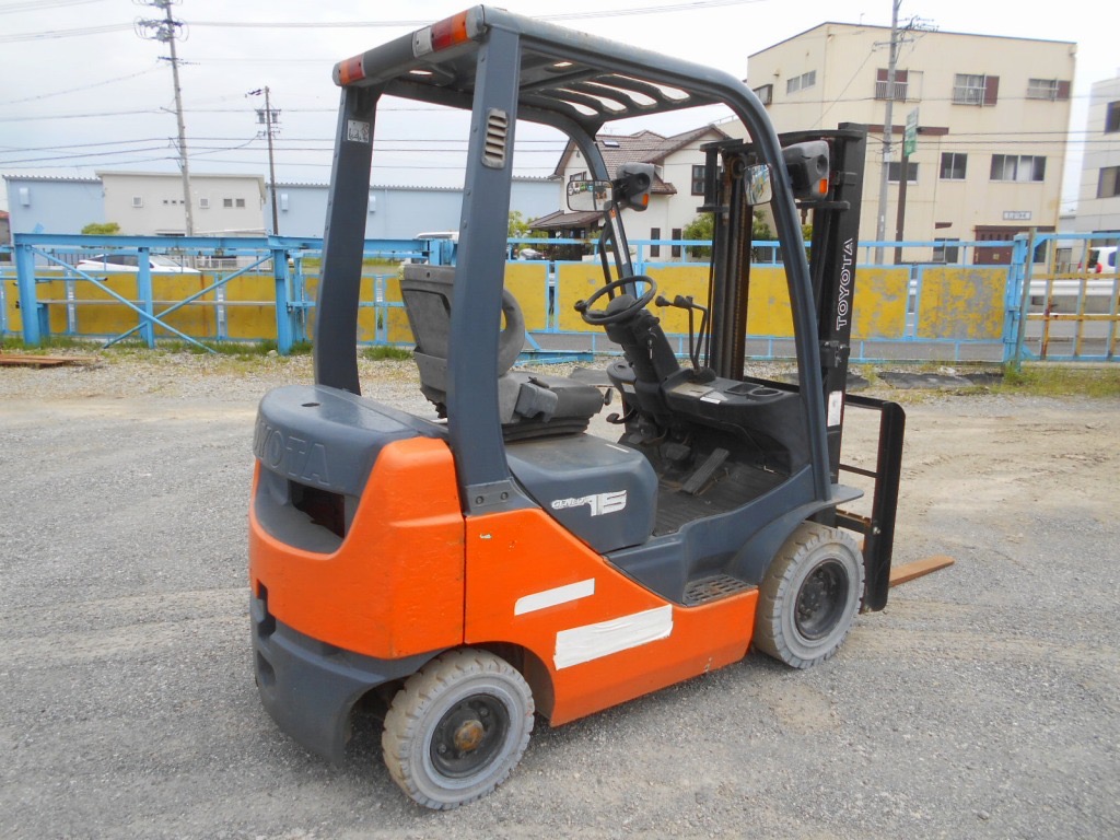 Xe nâng dầu 1,5 tấn TOYOTA 8FD15 cực đẹp phù hợp kho hàng nhỏ