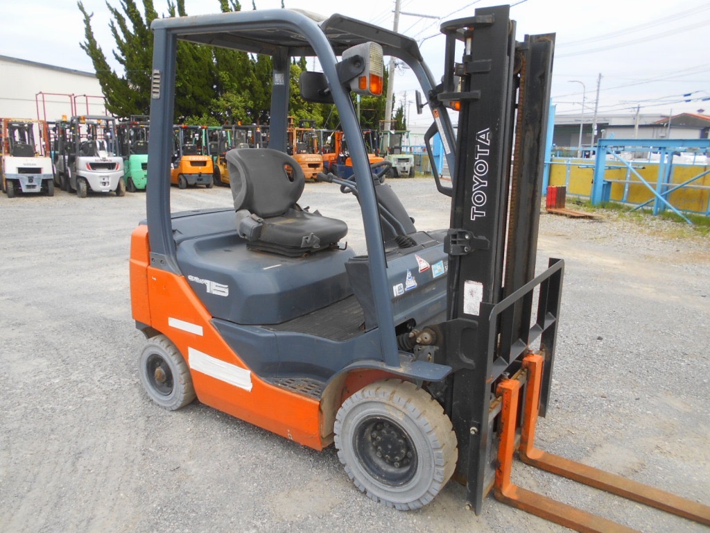 Xe nâng dầu 1,5 tấn TOYOTA 8FD15 cực đẹp phù hợp kho hàng nhỏ