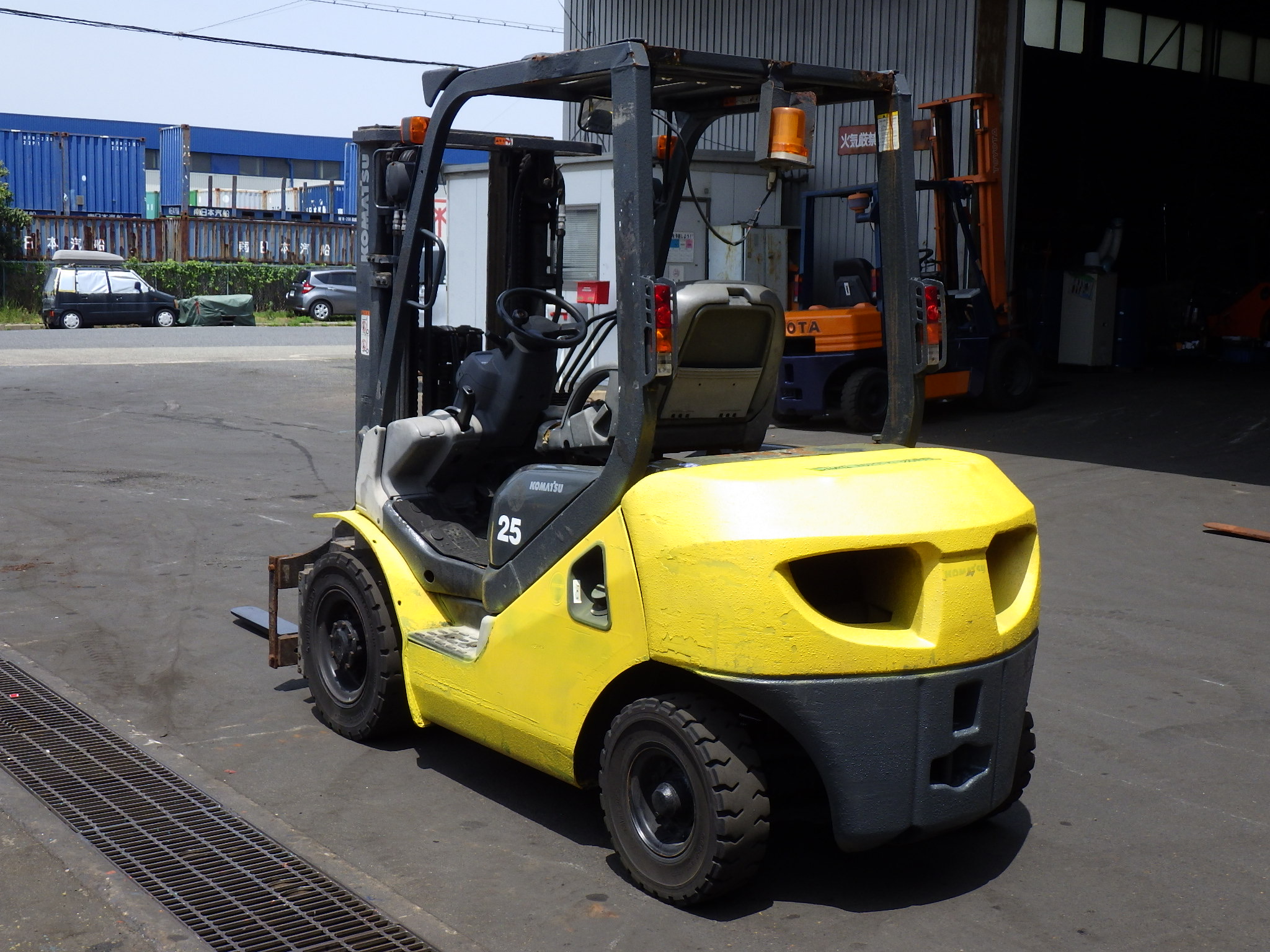 Xe nâng dầu 2,5 tấn KOMATSU FD25T-17 chui container nâng cao 4,3m mâm xoay đời 2014