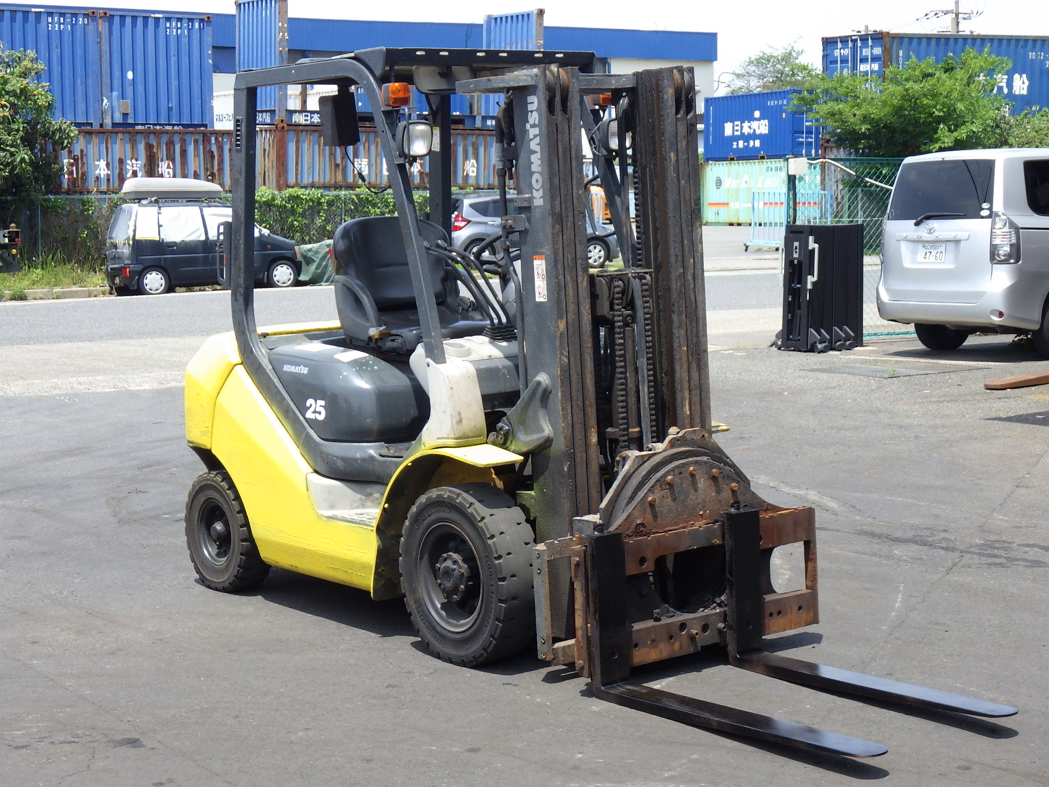 Xe nâng dầu 2,5 tấn KOMATSU FD25T-17 chui container nâng cao 4,3m mâm xoay đời 2014