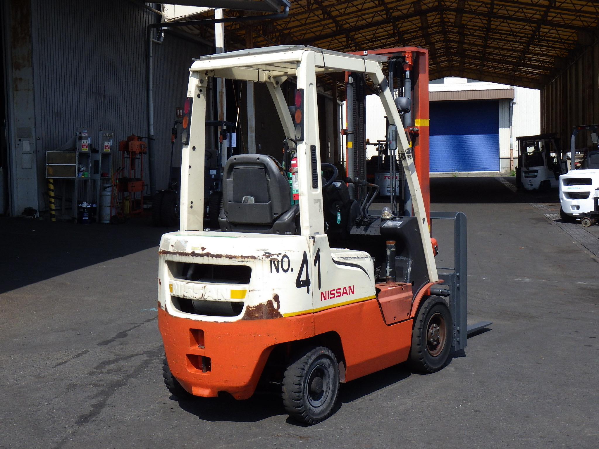 Xe nâng dầu 1,5 tấn NISSAN F1F1A15 Số tự động, dịch giá nâng cao 3,5 m đời 2011