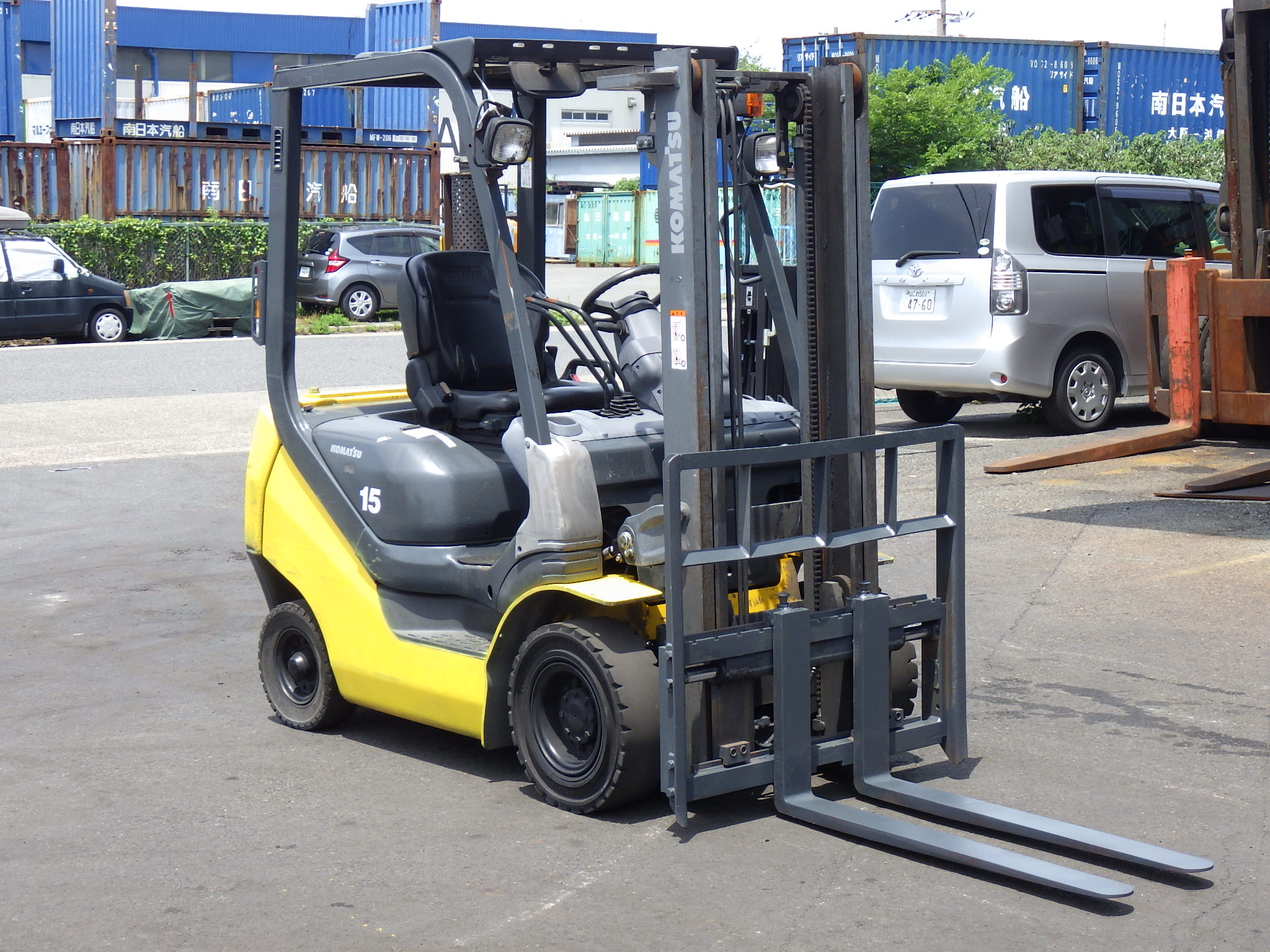 Xe nâng dầu 1,5 tấn KOMATSU FD15T-21 số tự động dịch giá đời 2015