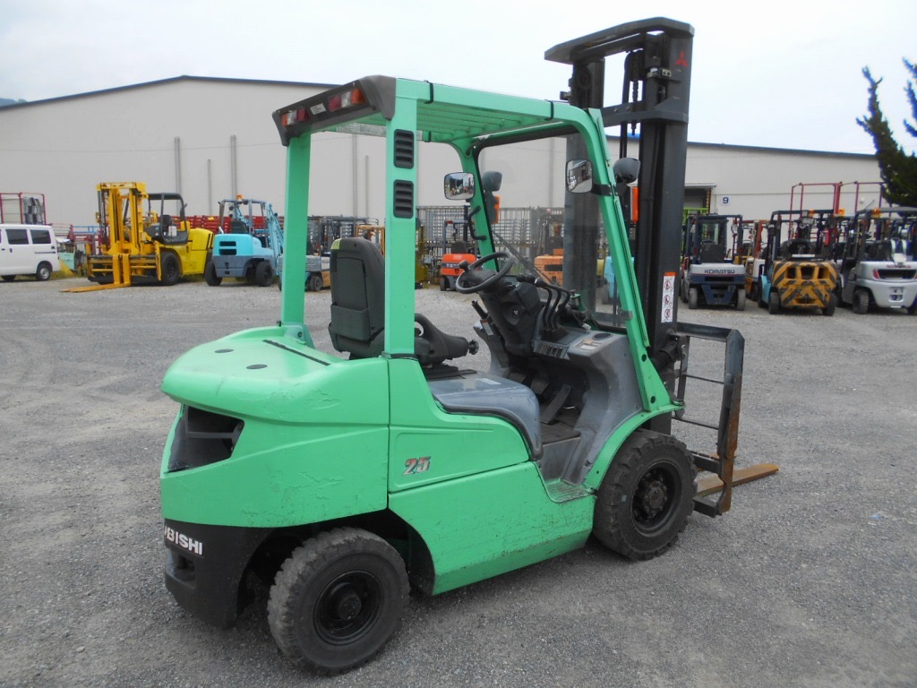 Xe nâng dầu 2,5 tấn MITSUBISHI FDE25T số tự động gật gù đời 2018 siêu lướt