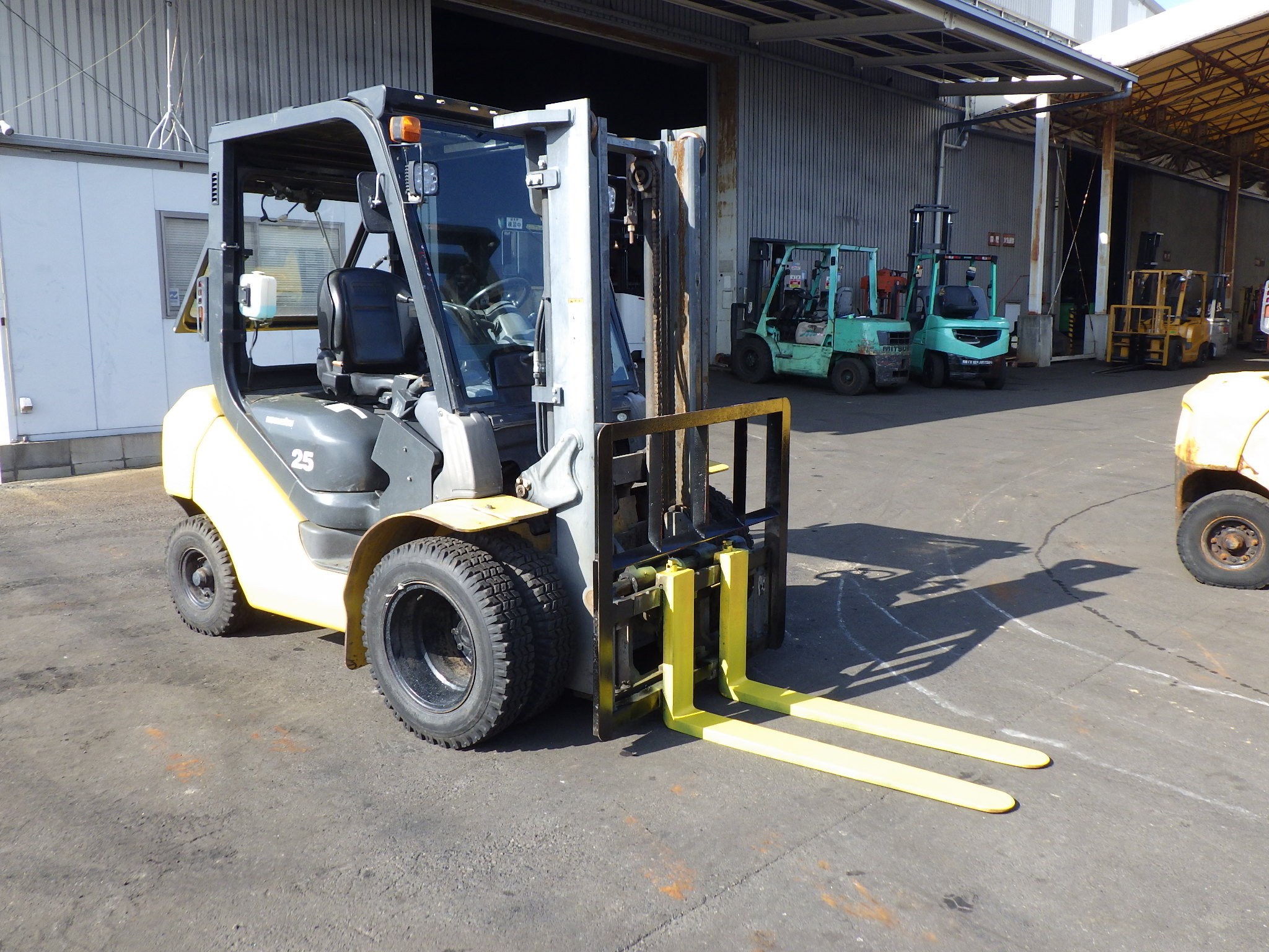 Xe nâng dầu 2,5 tấn KOMATSU FD25T-17 số tự động dịch giá, lốp kép đời 2015